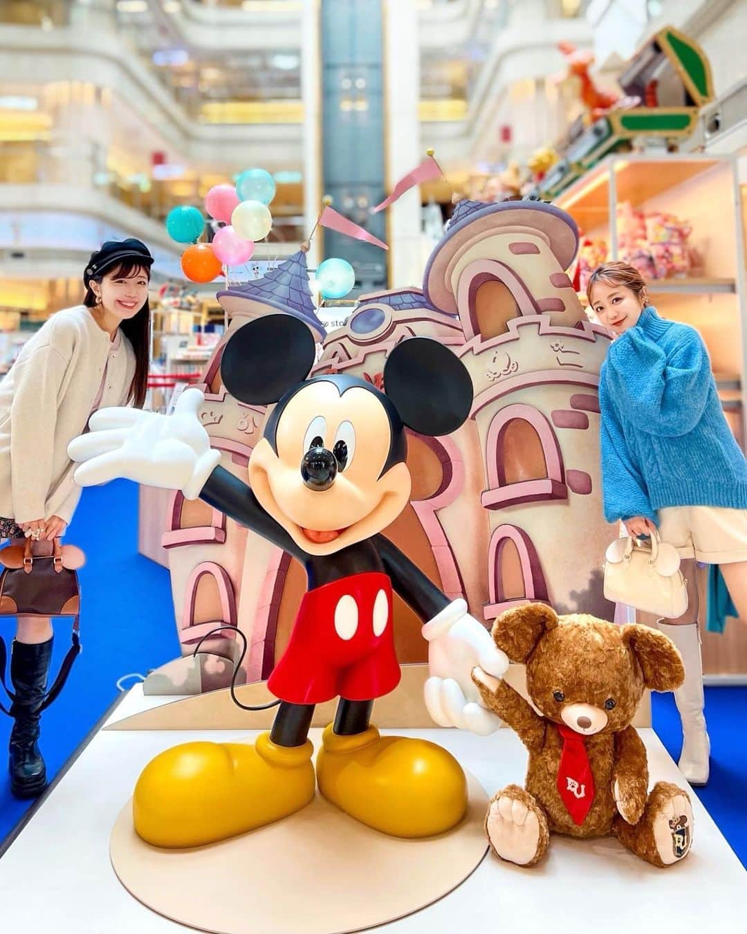 中島絢乃のインスタグラム：「🎈🏰💞  .  今日10/4(水)〜10/25(水)まで開催される 『DISNEY MAGICAL POP UP STORE』@羽田空港 の内覧会に ウォルト・ディズニー・ジャパン様より ご招待いただき行ってきました👭🌈✈️  ▶︎ @disneystore.jp  .  ディズニーストアの 日本でのサービス開始30周年を記念して 日本各地を巡回していた 「Disney store 30th Anniversary Pop-up Museum」は 来場者数30万人を超え大盛況で幕を閉じました👏  その反響を受けて、 日本の街を旅しながら夢とときめきあふれる ディズニー体験を届けに 再び全国計10都市を巡るPOP UP STOREが 羽田空港を皮切りにスタートします！✈️💞  .  今回も会場でしか手に入らない限定アイテムや 特別フォトスポットなど、、😍💖✈️  限定アイテムは、 ミッキー＆フレンズたちが気球に乗って 日本各地のゲストのみなさまに会いに行く様子を イメージしたアートを用いたデザインなんだって🥹🎈☁️  それと！ 羽田空港限定の パイロットとキャビンアテンダントのコスチュームを着た ミッキーマウス&ミニーマウスアイテムも！✈️🧑‍✈️☁️  ディズニーストア自動販売機でも 空港限定のTSUM TSUMが買えるよ🥰💞 (popupからは少し離れた場所にあります！ ツムツム４種ランダムです！)  期間限定なのでぜひ行ってみてね👀💖  --------------------- ✈️開催スケジュール✏️ --------------------- 【東京会場】 📍羽田空港 第1ターミナル 2F マーケットプレイス 2023年10月4日（水）～10月25日（水） ※最終日は18：00終了 【長崎会場】 📍アミュプラザ長崎 2023年11月2日（木）～12月3日（日） 【熊本会場】 📍アミュプラザくまもと 2023年12月9日（土）～2024年1月13日（土） 【鹿児島会場】 📍アミュプラザ鹿児島 2024年1月19日（金）～2月16日（金） 【大分会場】 📍アミュプラザおおいた 2024年2月22日（木）～3月24日（日）  ※スケジュールや会場は変更になる可能性がございます。 ※4月以降の詳細については、特集ページにて随時新情報をお知らせします。 -----------------------------  〰〰〰️〰〰〰〰️〰 #PR #ディズニーストア #ポップアップストア #DISNEYMAGICALPOPUPSTORE  ©︎ Disney © Disney/Pixar ©︎ Disney. Based on the "Winnie the Pooh" works by A.A. Milne and E.H. Shepard.」