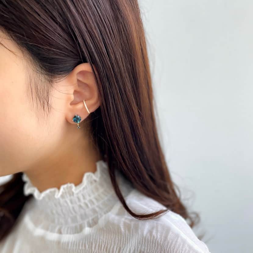 のインスタグラム：「【LONDON BLUE TOPAZ】 シンプルカラーのトップスは、カラーストンで彩りを添えることで華やかに。 ボリュームのあるロンドンブルートパーズが、知的で洗練された印象を与えてくれます。 心を落ち着かせてくれる深いブルーの輝きに癒されて。  #starjewelry #スタージュエリー #ring #pierce #ピアス #bluetopaz  #ブルートパーズ #jewelry」