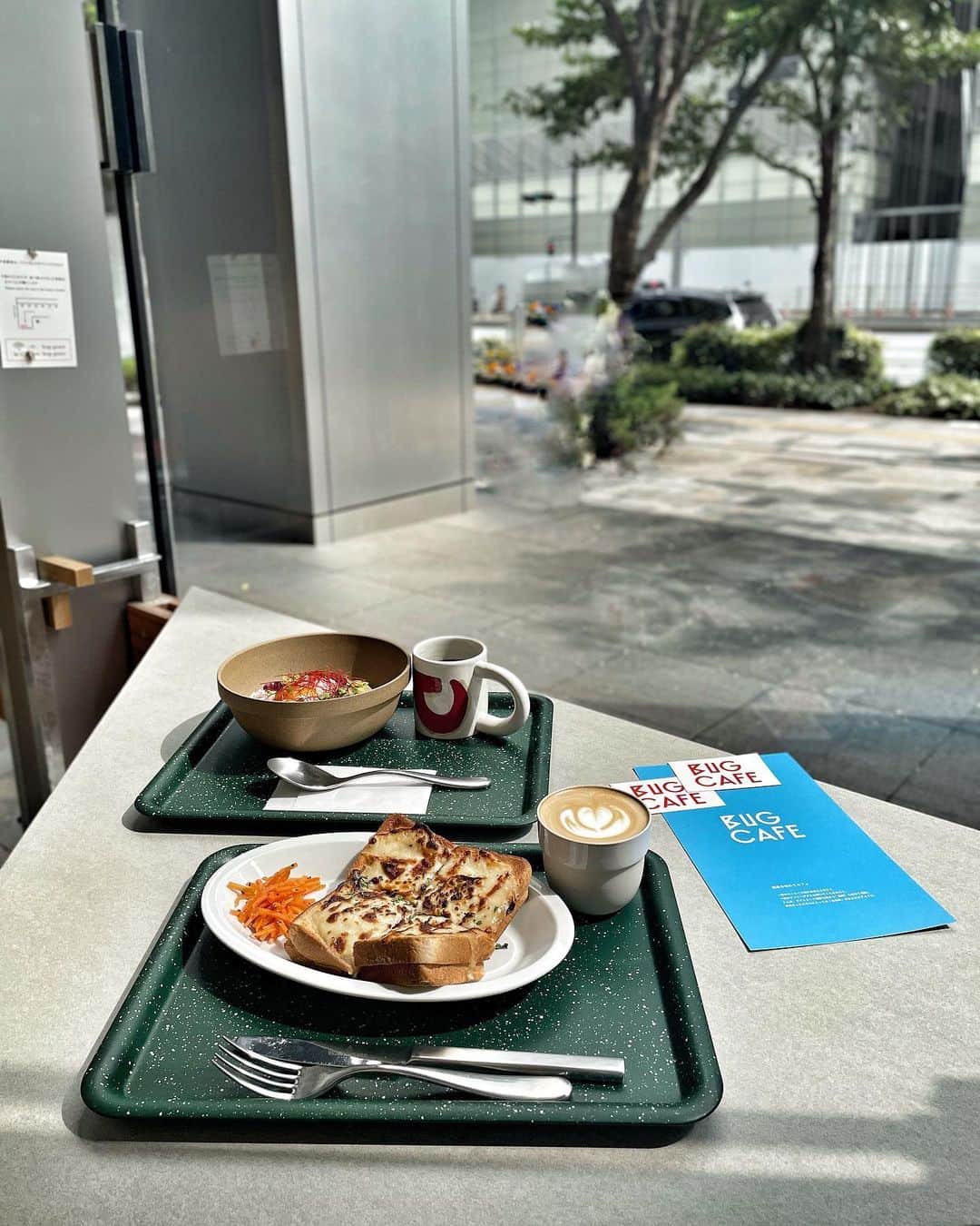 amigo.amigo.5205622さんのインスタグラム写真 - (amigo.amigo.5205622Instagram)「． ★#東京カフェ ★  #東京駅 すぐそばに #newcafe ができてあさみちゃんとランチしたよ☕️  @asm_i15   今年オープンしたばかり #bugcafe ☕️  @bug__cafe   横長に広いカフェ！ 横に座る感じなので 大人数向けのカフェではないです！  #クロックムッシュ 食べたよ😋  お一人様でも気軽に行けるカフェ☕️  四枚目の自然な笑顔のあさみちゃん好き♡ また会おーね👋  （住所） 東京都千代田区丸の内１丁目９−２  グラントウキョウサウスタワー 1階  その後は仕事だったので 仕事の前に#スタバ によって #チョコレートムースラテ を🍫 甘いの好きでチョコ好きの人におすすめ✨ そして最近お出かけの時や旅行の時にバッグに 持ち歩いてる #フェムケア の#femilute（#フェミルテ ）  八枚目と九枚の写真見てね🤳  今回はシートとふきとりフォームの2点！ 生理中や入院中の時、非常に助かります！  フェムケア大事😌  #PR #東京カフェ  #東京グルメ  #東京駅グルメ  #tokyocafe  #カフェ部  #カフェ好き #カフェ活  #カフェ好きな人と繋がりたい  #instacafe  #café  #インスタ探検隊  #cafelife  #フェムテック #デリケートなお肌のことを考えた処方設計 #ワタシらしい日常」10月4日 13時46分 - amigo.amigo.5205622