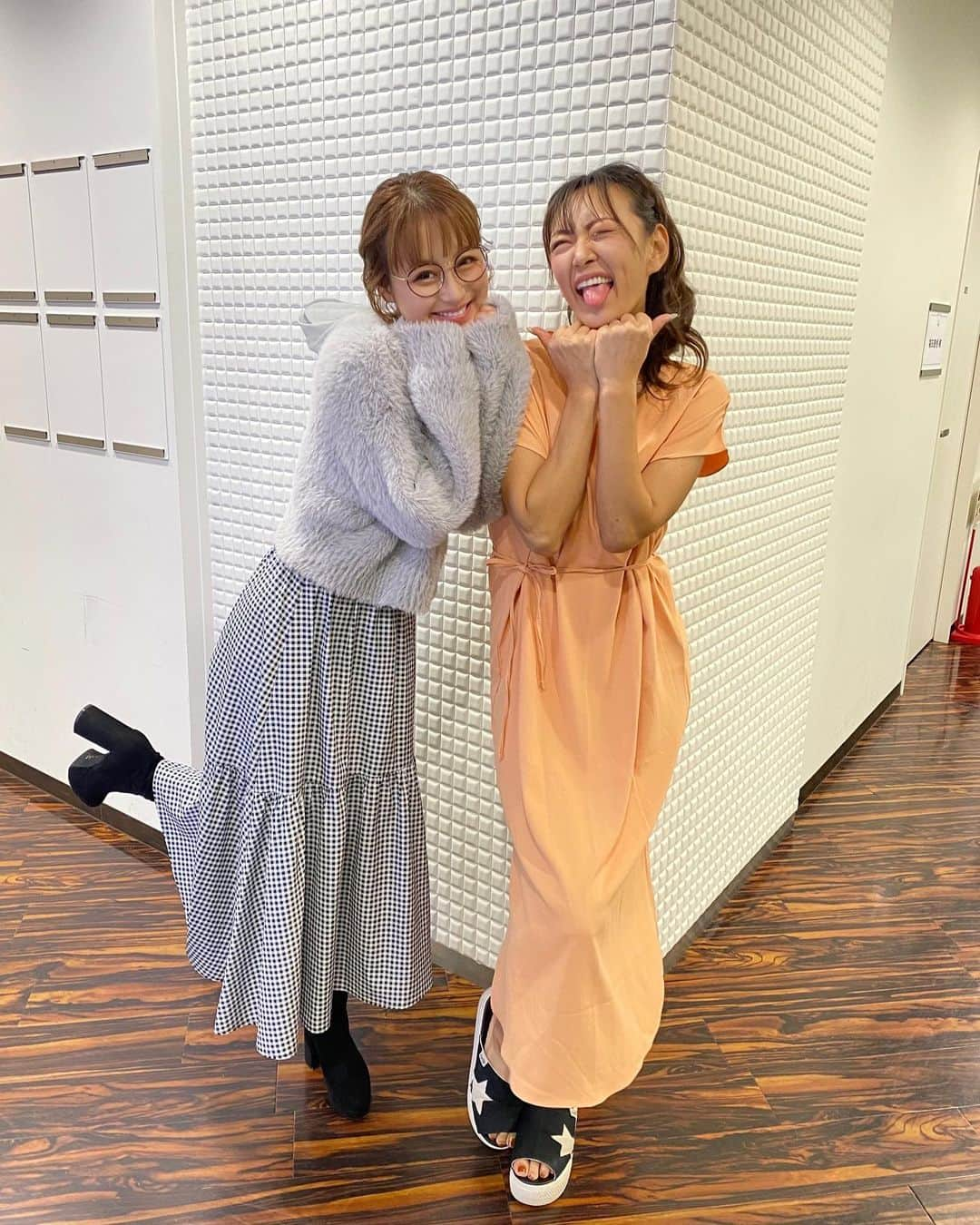 鈴木奈々のインスタグラム：「大好きなみかんさんと🍊✨ こないだAbemaの生放送で一緒でしたー🫶💕 いつもモノマネしてくれてありがとうございます✨  ニット、スカート▶️ @31sonsdemode ブーツ▶️ @dianashoespress」