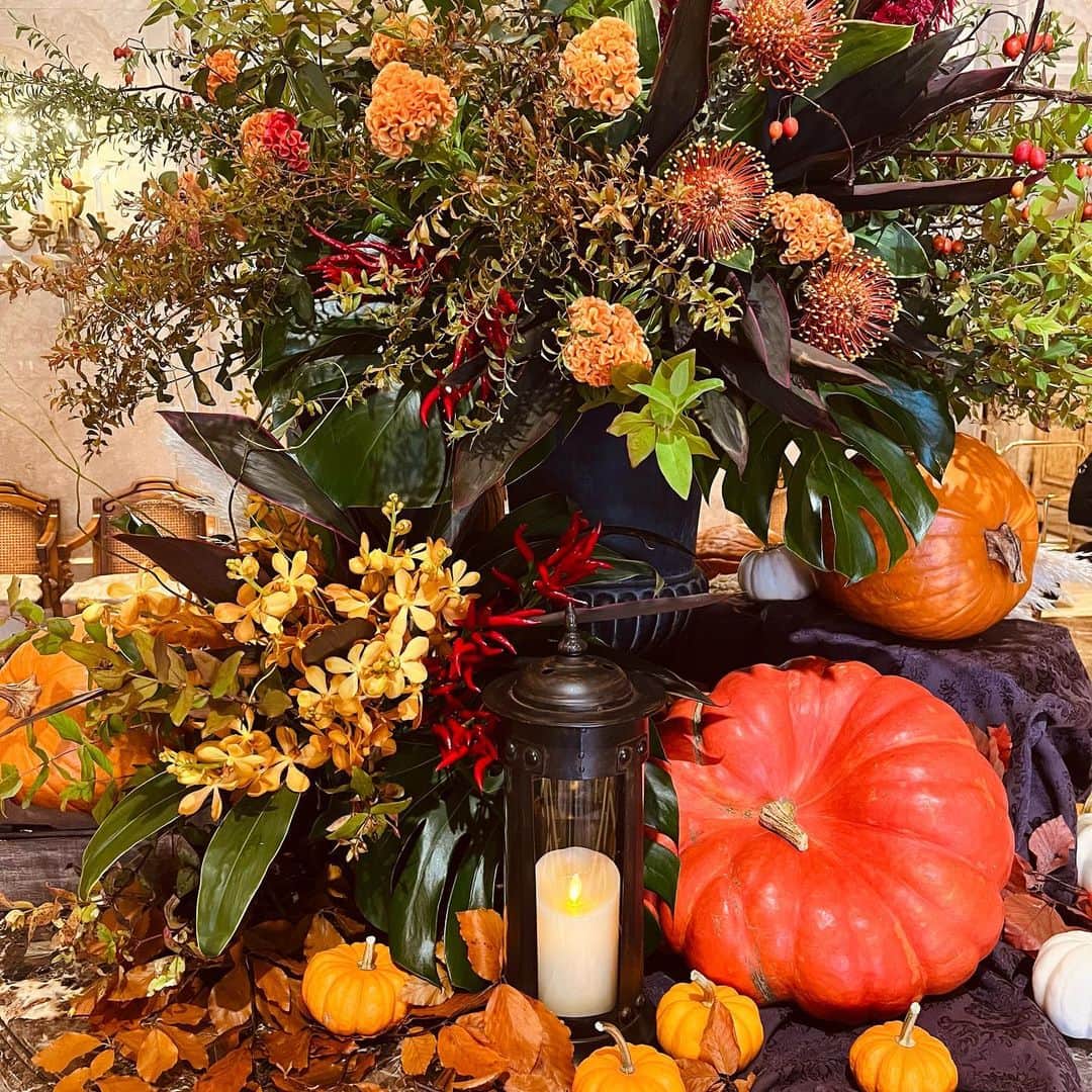 【公式】ホテルニューグランドさんのインスタグラム写真 - (【公式】ホテルニューグランドInstagram)「＊ ハロウィンシーズン到来！  今月は、一歩ホテルに足を踏み入れた瞬間から 秋を感じていただけるようなアレンジメントで 皆様をお迎えいたします🎃   レストランメニューやご宿泊とあわせて この時期らしさを存分にお楽しみください🍂✨   #ホテルニューグランド #クラシックホテル #今月のロビー #ロビー装花 #ホテルロビー #10月 #横浜 #横浜ホテル #花のある暮らし #お花 #お花見 #ウェルカムフラワー #ウェルカムスペース #歓迎 #フラワーアレンジメント #かぼちゃ #ピンクッション #モカラ #鈴バラ #ケイトウ #パンパスグラス #hotelnewgrand #yokohama #flowerstagram #flower #lobby #autumn #halloween」10月4日 15時00分 - hotelnewgrand