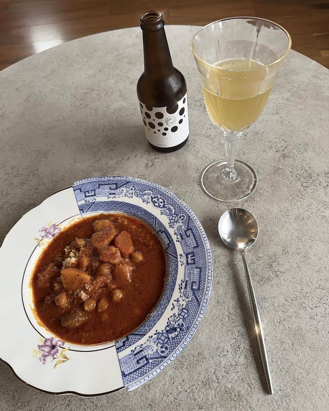 簑島三佳のインスタグラム：「今日のランチは昼間からビールとクスクス  rococo tokyoは星付き飲食店で良く見かけるラグジュアリービール  フルーティで飲みやすく、私のようなアルコール初心者でも美味しいのが分かります💫  昨日家庭教師のケイシーにもプレゼントしたら 知ってる！嬉しい！って喜んでくれました♡ @caselains   プレゼントや友人との家ご飯にもぴったりだね  クスクスはラブリーソニアがプレゼントしてくれたもの♡  めっちゃ美味しいし簡単だから1人ご飯にピッタリ  モロッコ感あるスパイスが最高🇲🇦  クスクスは美容効果にも期待出来るから女子にオススメだよ💖  @rococotokyo  @soniann0505  @messelmani1998  #rococotokyo  #ラグジュアリービール #クスクス　#クスクスソース」