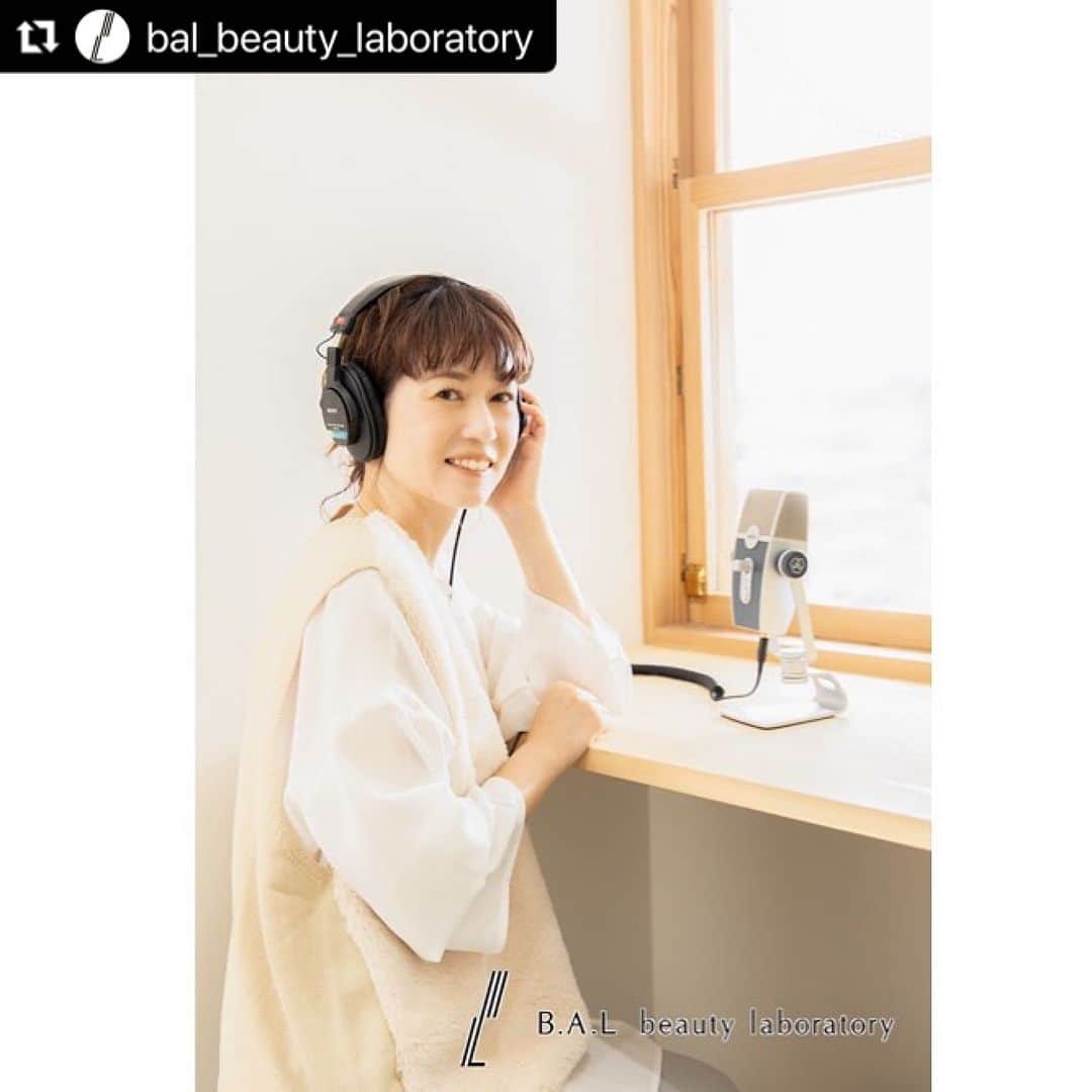 浅利そのみさんのインスタグラム写真 - (浅利そのみInstagram)「ずっとずっとずーっと撮り直さなければー！と 思っていたのに、なかなかその一歩が踏み出せなかった ワタクシ。  髪型は？メイクは？洋服は？ このお仕事をしておりますが、ワタクシの大の苦手分野💦  そんなときに、ヘアメイクはもちろん、 なんと衣装もスタイリングして下さる撮影会を発見！  balさんは、以前にもテレビのお仕事のときにヘアメイクを お願いしていたこと、そして新しいスタジオは、 尊敬する私の友人夫妻 @hibito_architects が 手掛けていたこともあり（以前のスタジオも彼ら！） 即、ご連絡😆  チャレンジしてみたかった「ジレ」や「ファーベスト」を @diamondrouge さんが提案して下さり、 balさんのマジックのようなメイク、 そしてなみさんのゆるふわな髪型♡で、 ガチガチな緊張感も少しずつ溶け （いや、ワタクシだけが緊張しておりました😆） こんなに素敵に撮って頂きました。  宅録も出来るようになったので、 ヘッドフォン🎧とマイク🎙️も持参して 仕事している風なショットも😆  カメラに慣れていないワタクシのぎこちなさと言ったら 笑うしかありませんでしたが、 皆さんのおかげでとにかく楽しい撮影会でした。  早速、 来月司会をするイベントのポスターにも登場する予定です。  プロフィール撮影をお願いしたいなぁと思っている方♡ balさんオススメですよ♡  #プロフィール撮影 #フリーアナウンサー #浅利そのみ #pr   #Repost @bal_beauty_laboratory with @use.repost ・・・ 先日のプロフィール撮影会 ご参加ありがとうございました😊✨  @diamondrouge  さんに 出張セレクトショップをしていただき、お仕事や雰囲気に合わせてスタイリングしていただきました🛍️  お二人目は ラジオや司会でもご活躍中の　@asarisonomi 浅利そのみさん🎙️  チラシや広報的な、写真用途が多いのですが、 浅利さんの自然体なお人柄が伝わるといいなぁとお洋服も動きに合わせてふんわりとなるシャツに✨  お家での収録もできるそうで🎙️こんな感じになりました😆✨  元気いっぱいな浅利さんのご活躍も楽しみですね〜🙌  #スタイリング付きプロフィール撮影会 みなさんの #仕事運アップ #仕事運向上  #金運上昇  を目指してます💪 #ヘアメイクしてプロフィール撮影  #ヘアメイクしてプロフィール写真  #ヘアメイク着付け専門店  #スタジオはじめました #ワタシ史上最高キレイ #balbeautylaboratory」10月4日 13時52分 - asarisonomi