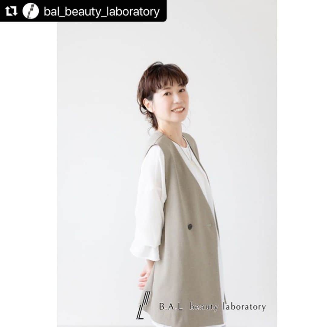 浅利そのみさんのインスタグラム写真 - (浅利そのみInstagram)「ずっとずっとずーっと撮り直さなければー！と 思っていたのに、なかなかその一歩が踏み出せなかった ワタクシ。  髪型は？メイクは？洋服は？ このお仕事をしておりますが、ワタクシの大の苦手分野💦  そんなときに、ヘアメイクはもちろん、 なんと衣装もスタイリングして下さる撮影会を発見！  balさんは、以前にもテレビのお仕事のときにヘアメイクを お願いしていたこと、そして新しいスタジオは、 尊敬する私の友人夫妻 @hibito_architects が 手掛けていたこともあり（以前のスタジオも彼ら！） 即、ご連絡😆  チャレンジしてみたかった「ジレ」や「ファーベスト」を @diamondrouge さんが提案して下さり、 balさんのマジックのようなメイク、 そしてなみさんのゆるふわな髪型♡で、 ガチガチな緊張感も少しずつ溶け （いや、ワタクシだけが緊張しておりました😆） こんなに素敵に撮って頂きました。  宅録も出来るようになったので、 ヘッドフォン🎧とマイク🎙️も持参して 仕事している風なショットも😆  カメラに慣れていないワタクシのぎこちなさと言ったら 笑うしかありませんでしたが、 皆さんのおかげでとにかく楽しい撮影会でした。  早速、 来月司会をするイベントのポスターにも登場する予定です。  プロフィール撮影をお願いしたいなぁと思っている方♡ balさんオススメですよ♡  #プロフィール撮影 #フリーアナウンサー #浅利そのみ #pr   #Repost @bal_beauty_laboratory with @use.repost ・・・ 先日のプロフィール撮影会 ご参加ありがとうございました😊✨  @diamondrouge  さんに 出張セレクトショップをしていただき、お仕事や雰囲気に合わせてスタイリングしていただきました🛍️  お二人目は ラジオや司会でもご活躍中の　@asarisonomi 浅利そのみさん🎙️  チラシや広報的な、写真用途が多いのですが、 浅利さんの自然体なお人柄が伝わるといいなぁとお洋服も動きに合わせてふんわりとなるシャツに✨  お家での収録もできるそうで🎙️こんな感じになりました😆✨  元気いっぱいな浅利さんのご活躍も楽しみですね〜🙌  #スタイリング付きプロフィール撮影会 みなさんの #仕事運アップ #仕事運向上  #金運上昇  を目指してます💪 #ヘアメイクしてプロフィール撮影  #ヘアメイクしてプロフィール写真  #ヘアメイク着付け専門店  #スタジオはじめました #ワタシ史上最高キレイ #balbeautylaboratory」10月4日 13時52分 - asarisonomi