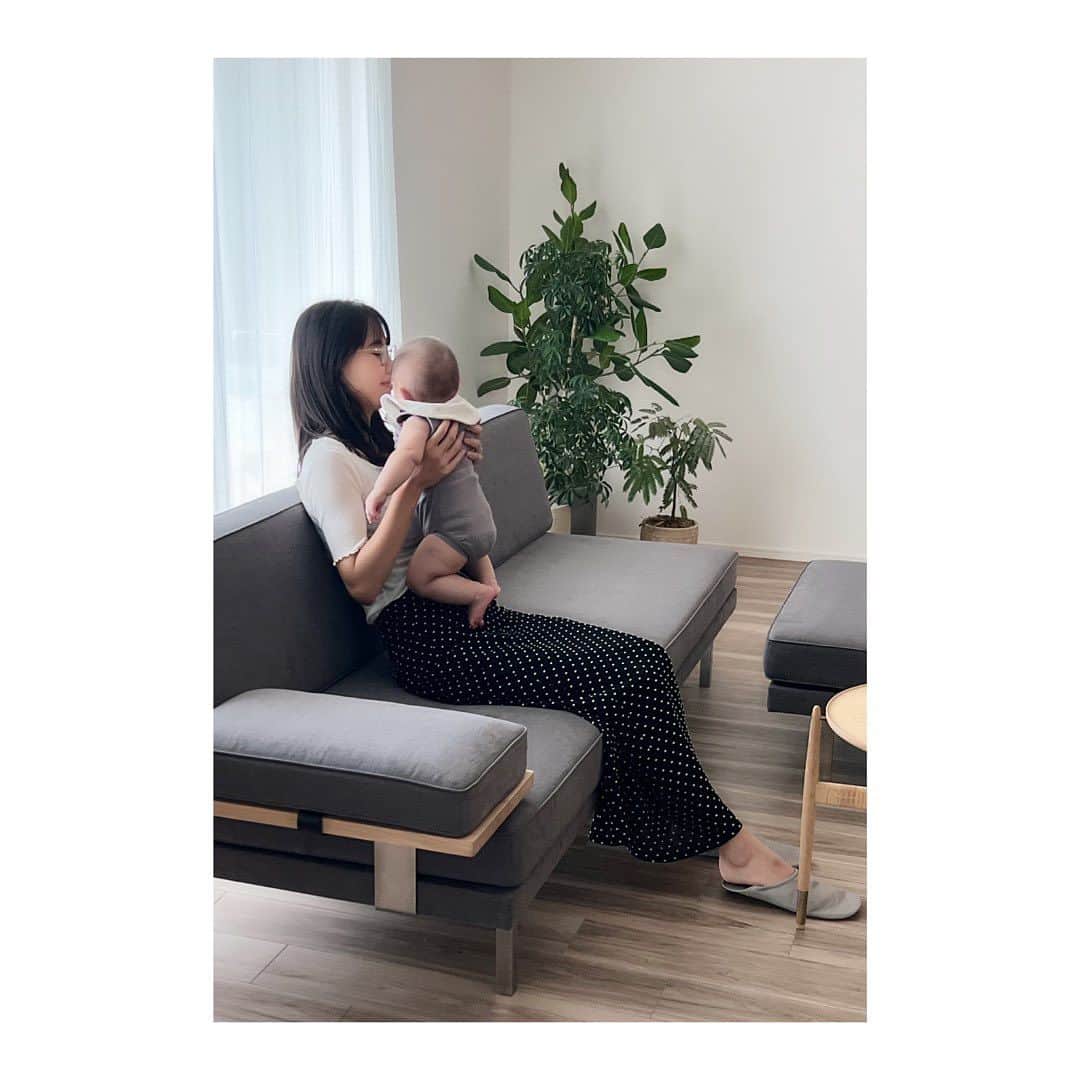 鈴木あすなのインスタグラム：「... 息子が半年になりました。  半年たったらお仕事復帰しようと思ってたけど あっという間にその日がやってきた♡  筋力の落ちた下腹はなかなかへっこまないけど、体力も回復したし、慢性的な寝不足にも慣れてきた。  ただただ赤ちゃんとの暮らしが幸せで愛おしい日々。毎日癒しをくれる息子にほんとに感謝...。 生まれてきてくれてありがとう♡  離乳食も日々ゆるーくやってます。 まだ1回食だし、第二子だからか、力の抜き方を身につけたので余裕のよっちゃんです。笑  というわけで産後ボケも頻発するかと思いますが、お仕事頑張って復帰しますので、みなさんまたよろしくお願いします♡  #ハーフバースデー#6month #離乳食#離乳食初期 #赤ちゃんのいる生活 #赤ちゃんのいる暮らし #0歳児ママ」