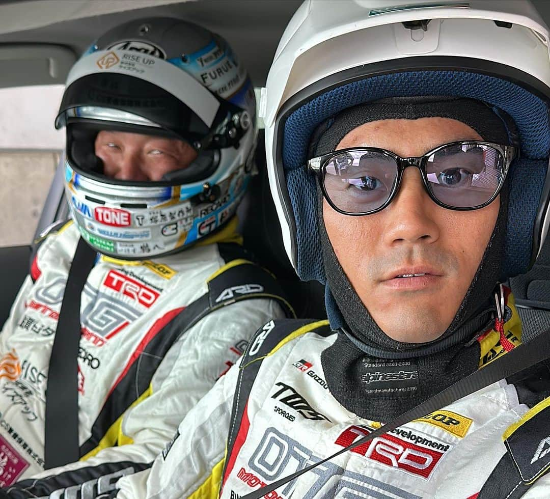 吉本大樹さんのインスタグラム写真 - (吉本大樹Instagram)「3 Oct 2023 新生 #滋賀トヨタ Motor Sports Festival🎉 今年も滋賀トヨタさん各店舗1台づつがエントリーし行われたエコグランプリ。 昨年から我々ドライバーチームも結成され楽しく参加させていただいています。  ドライバーで構成された我々チームはやはりみんな勝負師なのでこういうレースでも本気！笑　かなり入念なストラテジーを組み立てて、順位と燃費の総合得点で争う90分のレースで… 勝ってしまいました😂 勿論賞典外ですがとっても楽しく参加させて頂きました👏  その他、おひさな RC-F子ちゃんや、AMG GTR、フェラーリのスーパーファーストなどで同乗走行のお手伝いもさせて頂きました。  キッズ達が楽しめるコンテンツや出店など、素晴らしい社内イベントを毎年開催してくれて、販売やサービスの社員の皆さんも車の楽しさなどお客様へ生の声で届けてくださるでしょう！ ありがとうございました🕺🏼 #滋賀トヨタ #OTG #OsakaToyopetGroup #大阪トヨペット @osaka_toyopet  @otggroup_60」10月4日 13時54分 - hiroyoshimoto