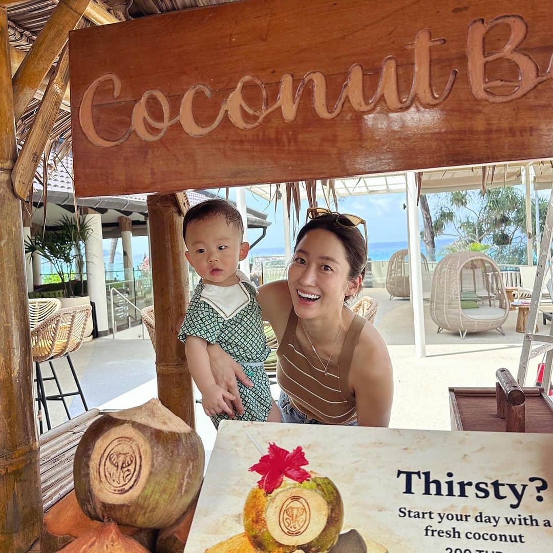 チョン・ヘビンのインスタグラム：「정말 돌잔치준비보다 더 긴장하며  각오에 각오를 하고 어렵게 왔지만 너무너무 오길 잘했다 ❤️ 아기는 기억 못할지라도 하루하루  행복한 순간들이 모여 커나갈 테니❤️   이곳의 뭐할지 걱정없고 뭐 먹을지 걱정 없는  올 인클루시브와 베이비 케어 때문에  정말 눈물나게 고마웠음 🥲❤️  나 혼자 했음 한 10년 늙고  부부싸움 백판 할뻔... 😨  #돌아기와여행 #화이팅엄마들 #몇년후또와야지」