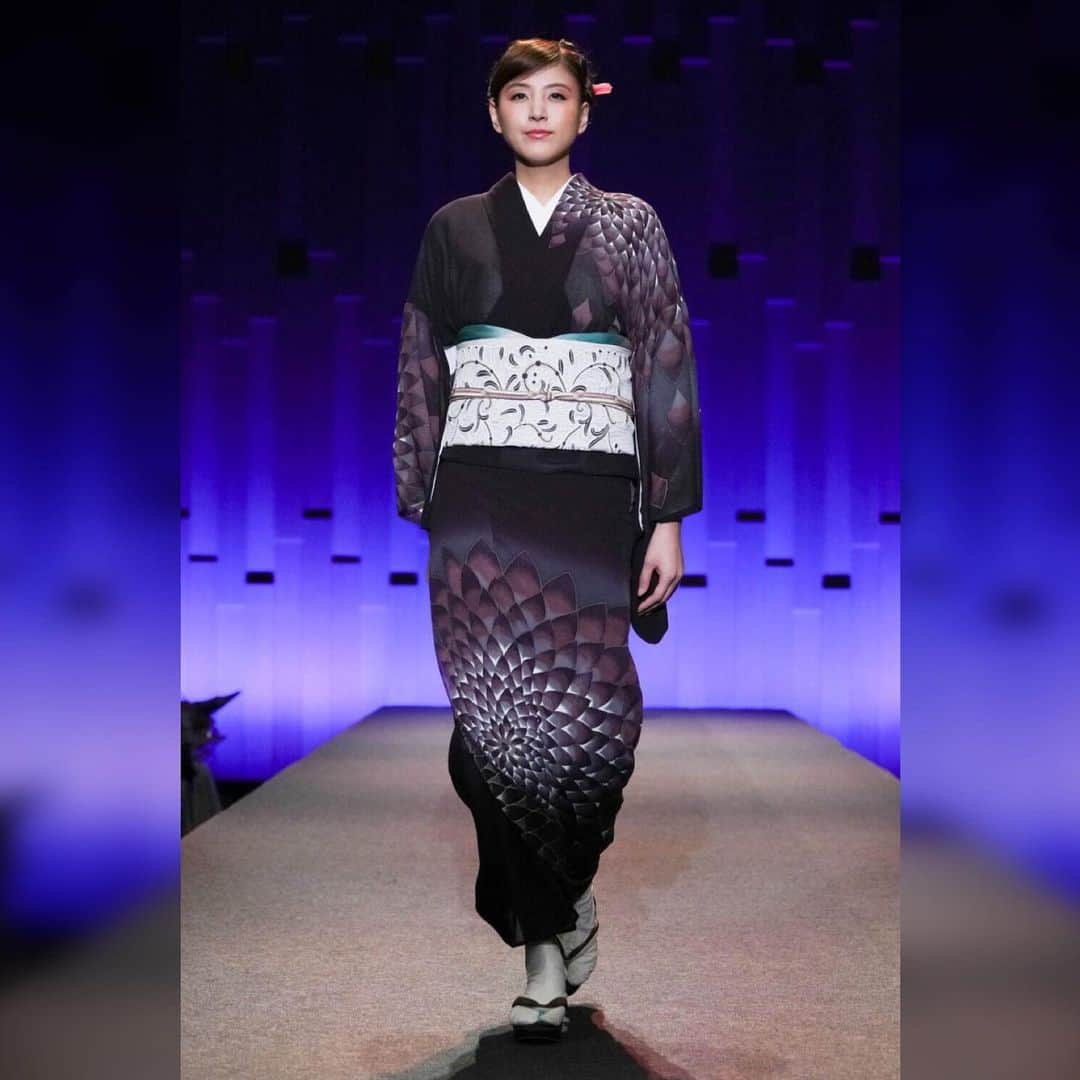 源崎トモエさんのインスタグラム写真 - (源崎トモエInstagram)「TOKYO KIMONO COLLECTION 2023  そして、もう一つのブランドが @tonamiorimono さんのお着物👘  女性らしいディテールが美しいお着物たちでした☺️🫶 ヘアメイクも他の2ブランドとはまた違って ふんわりな雰囲気🌷  #kimono #kimonostyle  #kimonofashion #着物」10月4日 14時06分 - ggeenn1119