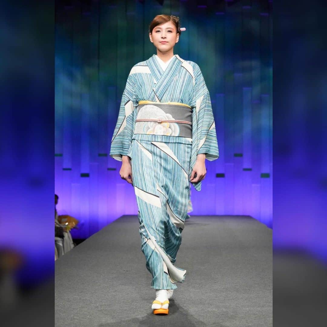 源崎トモエのインスタグラム：「TOKYO KIMONO COLLECTION 2023  そして、もう一つのブランドが @tonamiorimono さんのお着物👘  女性らしいディテールが美しいお着物たちでした☺️🫶 ヘアメイクも他の2ブランドとはまた違って ふんわりな雰囲気🌷  #kimono #kimonostyle  #kimonofashion #着物」