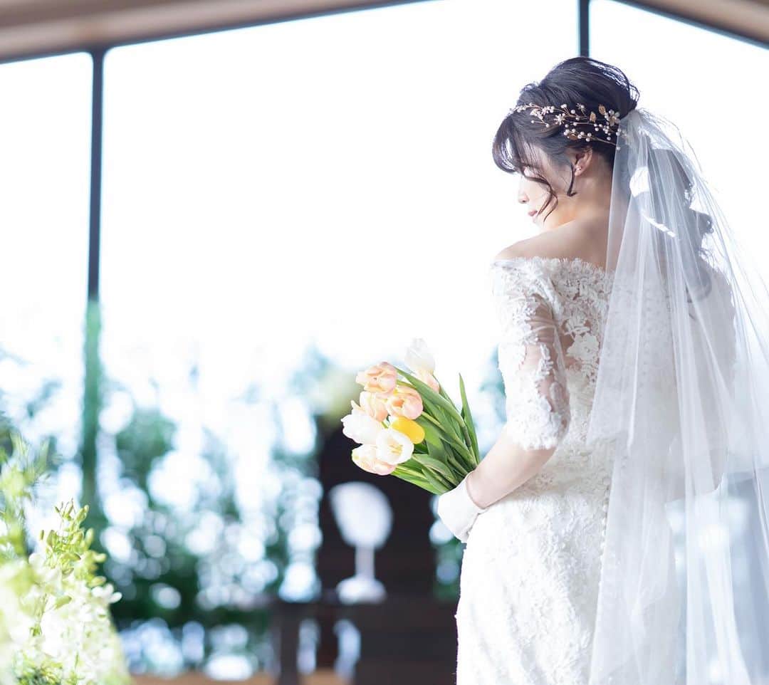 KIYOMIZU京都東山 公式さんのインスタグラム写真 - (KIYOMIZU京都東山 公式Instagram)「. 陽光が降り注ぎ、木のぬくもり感じるチャペルは 純白のウェディングドレスを輝かせ 花嫁姿を美しく魅せます👰  さらにチャペル内には清き水が流れ 軽やかな水の音が響きわたり 気持ちが落ち着く空間に  -———————  @kiyomizu_kyoto_higashiyama をフォローし 【#kiyomizu京都東山】で検索してくださいね❖  #スタイルズ花嫁 #KIYOMIZU京都東山 #KIYOMIZU花嫁 #ブライダルハウスtutu #シェアーズヘアメイク #京都花嫁 #京都結婚式 #京都結婚式場 #挙式レポ #挙式レポート #結婚式レポ #結婚式レポート #バージンロード #チャペル #セレモニー #ウェディングドレス #ブーケ #ウェディングブーケ」10月4日 14時08分 - kiyomizu_kyoto_higashiyama