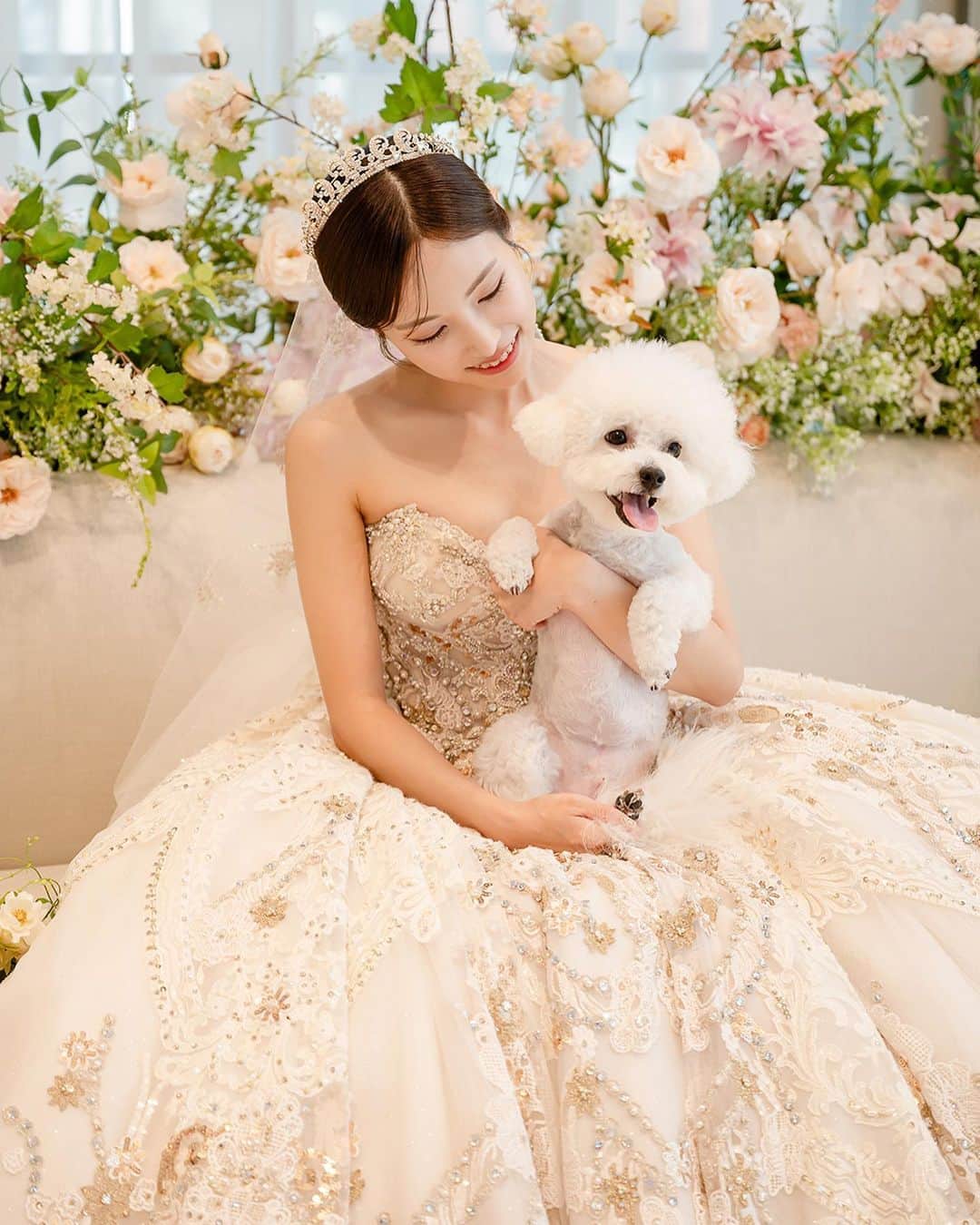 のインスタグラム：「_  강아지랑 너무 사랑스럽잖아요 🐶❤️  대표님의 사진 실력은 역시나 제천에서도 빛났네요 @eywagraphy  지방예식이여도 조금만 부지런해지면 스드메 뿐 아니라 본식스냅까지도 모두 서울에서 준비 가능해요  예식 지나고 나서 후회하지말고 빨리 움직이세요💨💨 . . . . . . . . #웨딩플래너고은미 #르웨딩플랜 #곰미플 #곰브라이드」