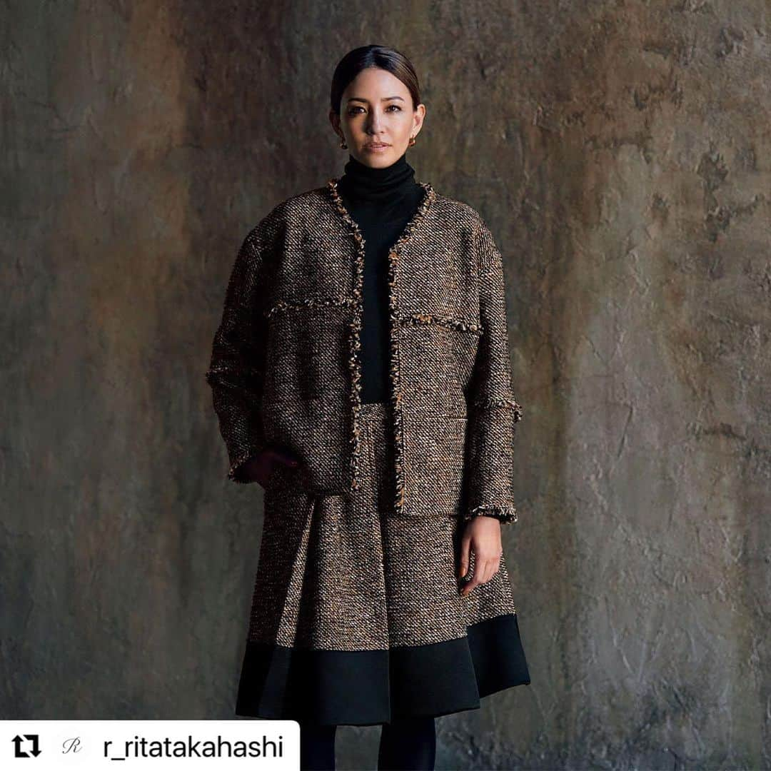 RINAさんのインスタグラム写真 - (RINAInstagram)「今回も素敵なアイテムたくさん❣️  〈 R 〉Autumn & Winter 2023 Collection 1  #Repost  @r_ritatakahashi  #髙橋リタ #ツイードジャケット  #ツイードスカート」10月4日 14時05分 - rina_karina0417