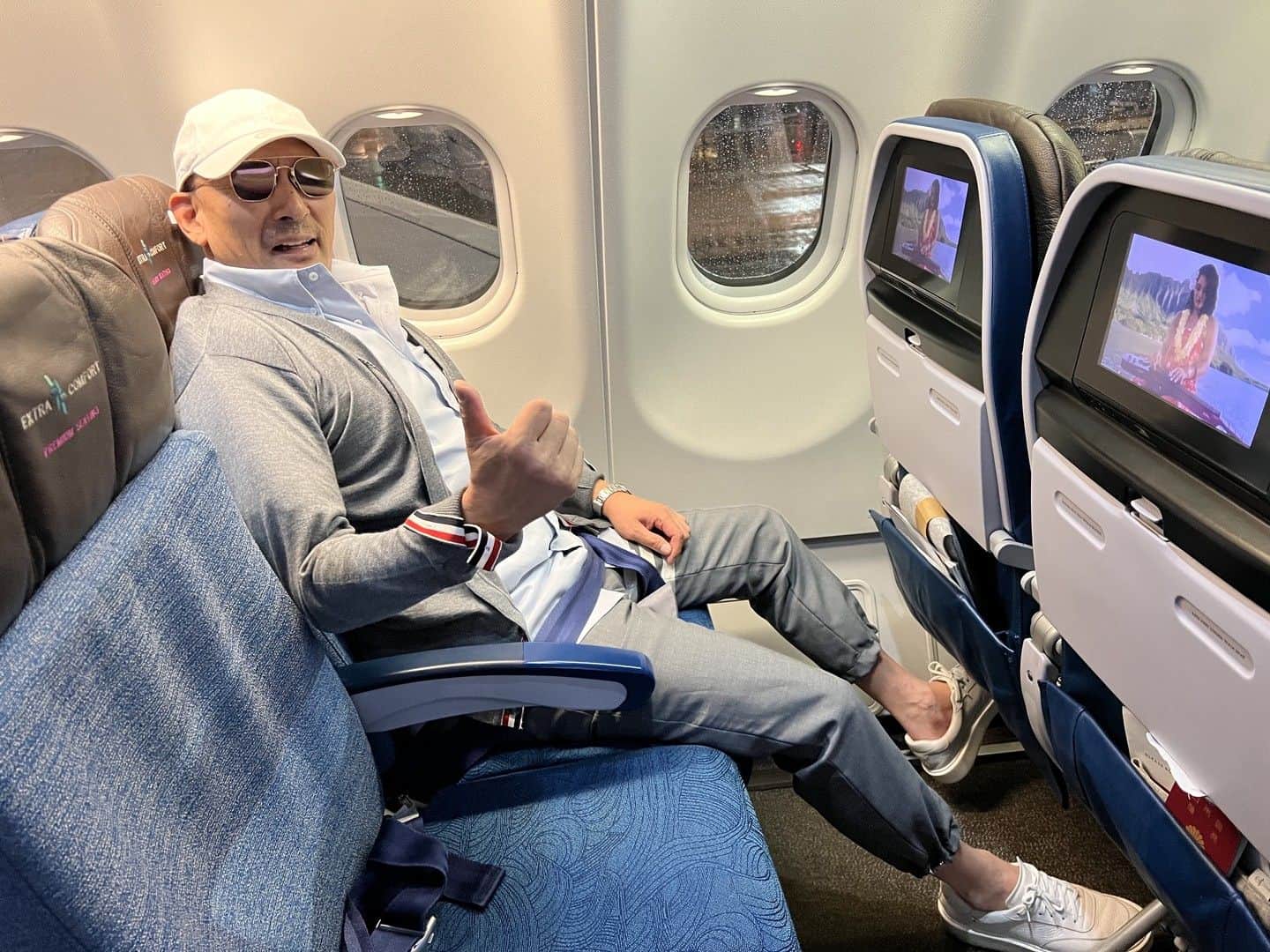 クレイジーケンバンド【公式】のインスタグラム：「ちょいと前になりますが、17年ぶりにハワイへ行ってきました！ フライトは羽田発→ホノルル行きのハワイアン航空✈️  CAさんはアロハシャツだし、アメニティもハワイアン！！ (3枚目はサングラスアイマスク着用の横山氏)  今回はエクストラ・コンフォート席だったので、 優先搭乗させてもらえたり、足元が広くて快適な空の旅でした！ @hawaiianairlinesjp さんありがとうございました、イイネ！  #ハワイアン航空  #alohatokyo  #クレイジーケンバンド #横山剣  #PR」