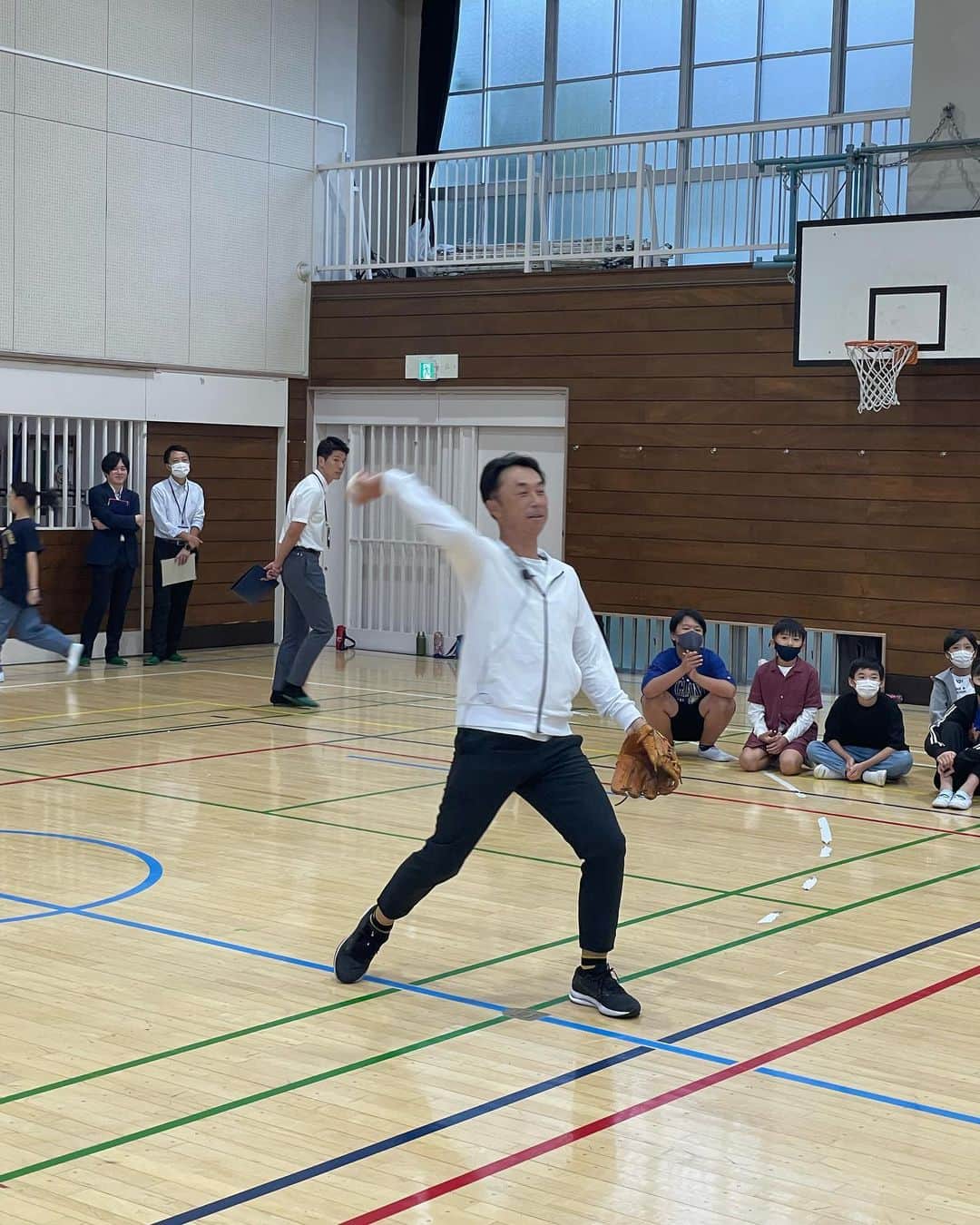 宮本慎也さんのインスタグラム写真 - (宮本慎也Instagram)「笑顔と学びの体験活動プロジェクト　板橋区立蓮根第二小学校 で体験授業を行いました。 子供たちから沢山パワーをもらいました。」10月4日 14時13分 - shinya_miyamoto1105