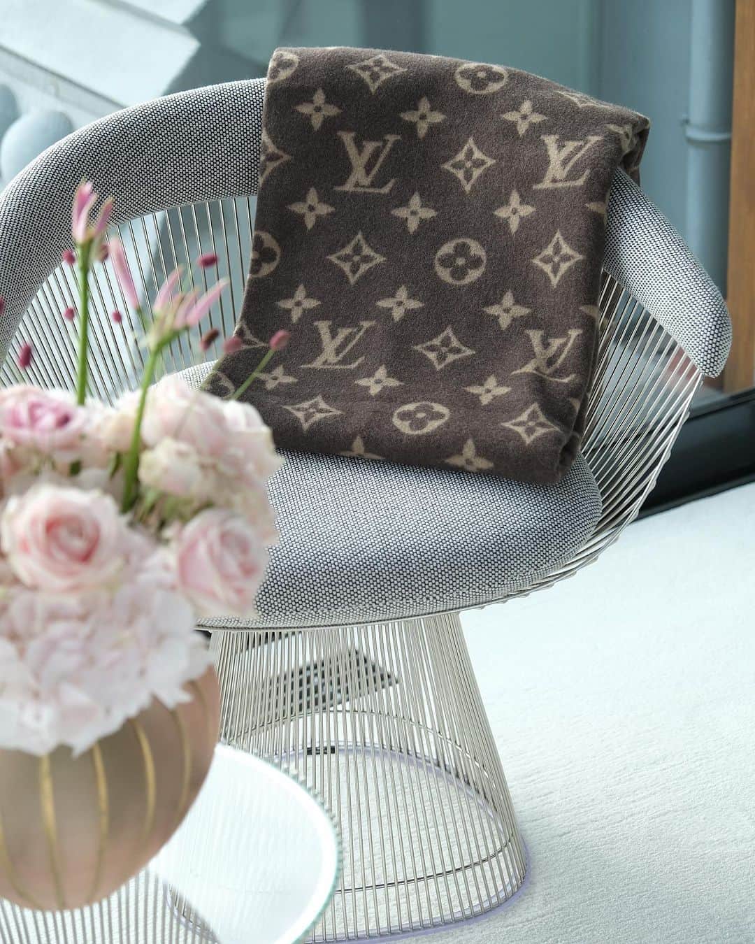 アン・カーティスのインスタグラム：「Fitting with @louisvuitton 💖  #louisvuitton  #LVSS24」