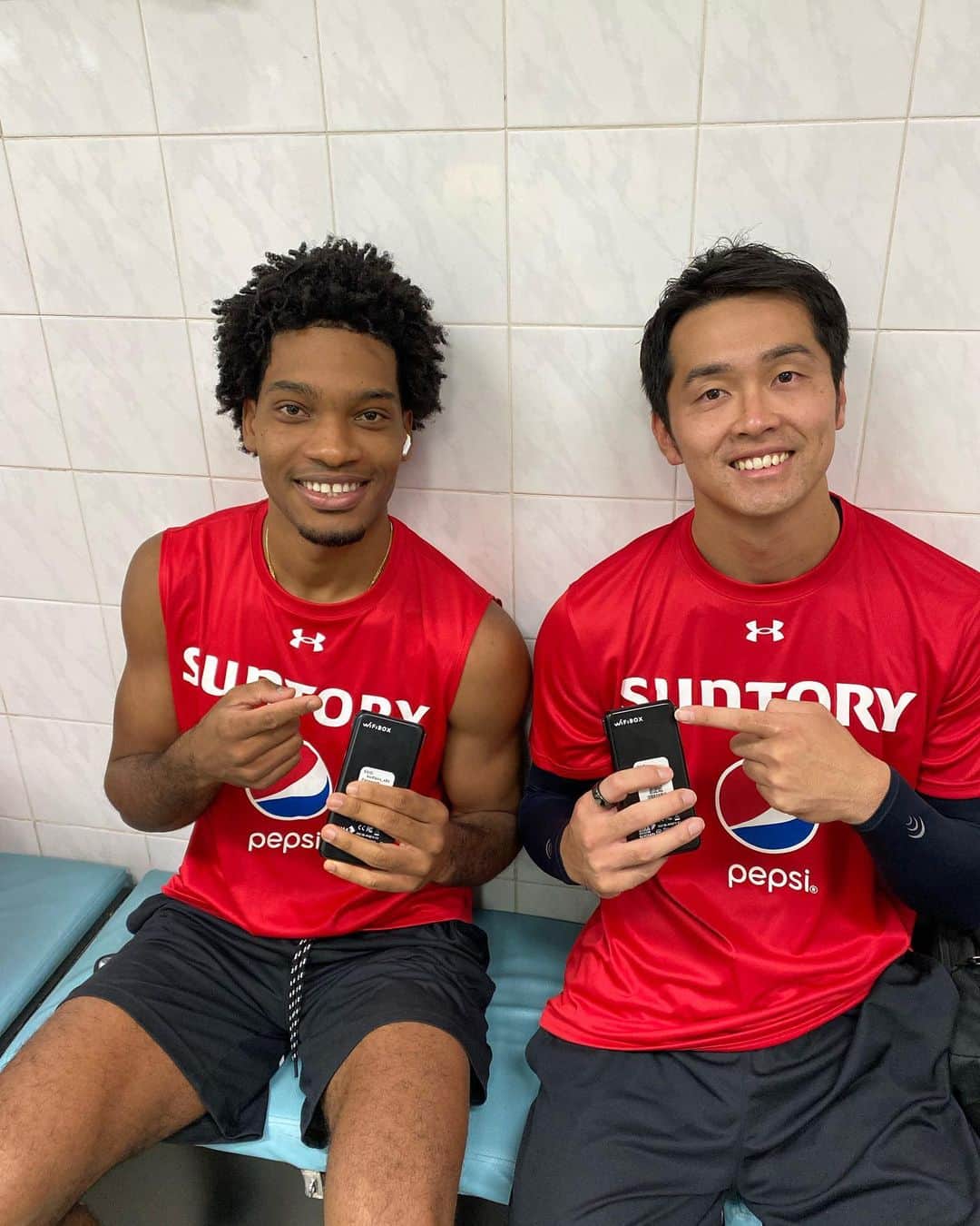 のインスタグラム：「いつも海外遠征でお世話になってます！ @wifibox.jp  事前に予約して、 空港では10秒くらいで受け取り完了❗️ 出発日、空港でアラインがWi-Fi教えてって言ってきたから、その場で会員登録して すぐに受け取り完了✅ 受け取り、返却の簡単さ 現地での通信環境文句なしで 海外旅行の必需品です❗️  みなさんも海外行かれるときは☺️  #wifibox #telecomsquare  #volleyball #バレーボール #Vleague #Vリーグ #ハイキュー #suntorysunbirds #サントリーサンバーズ #箕面市 #バレー #大阪 #goldwin #ゴールドウィン #c3fit #doctorair #underarmour #プロモーション」