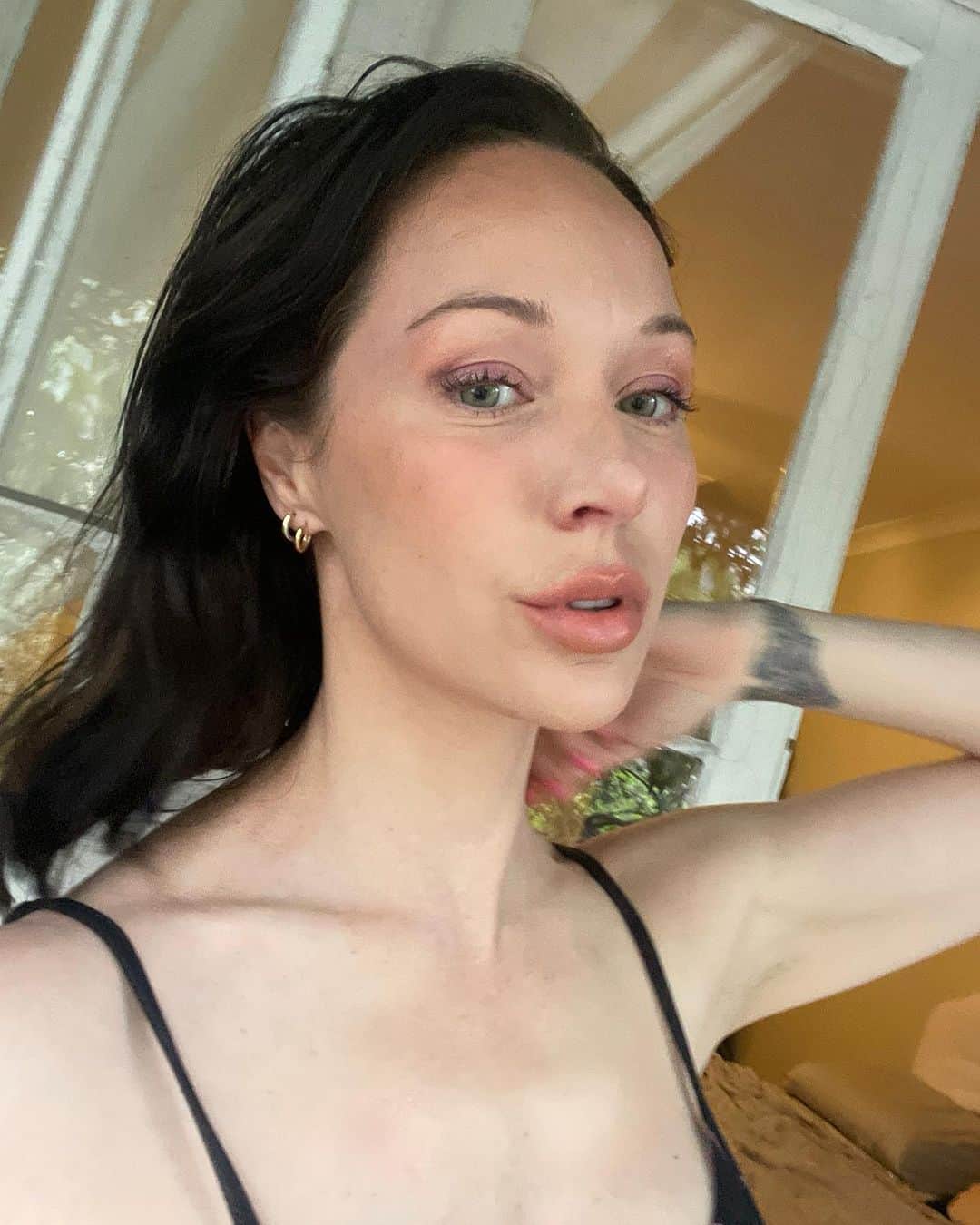 エミリー・スコットのインスタグラム：「Amplified 💋 Kimber’s lip gloss: daily essential ✨🐉 @kimber_artistry」