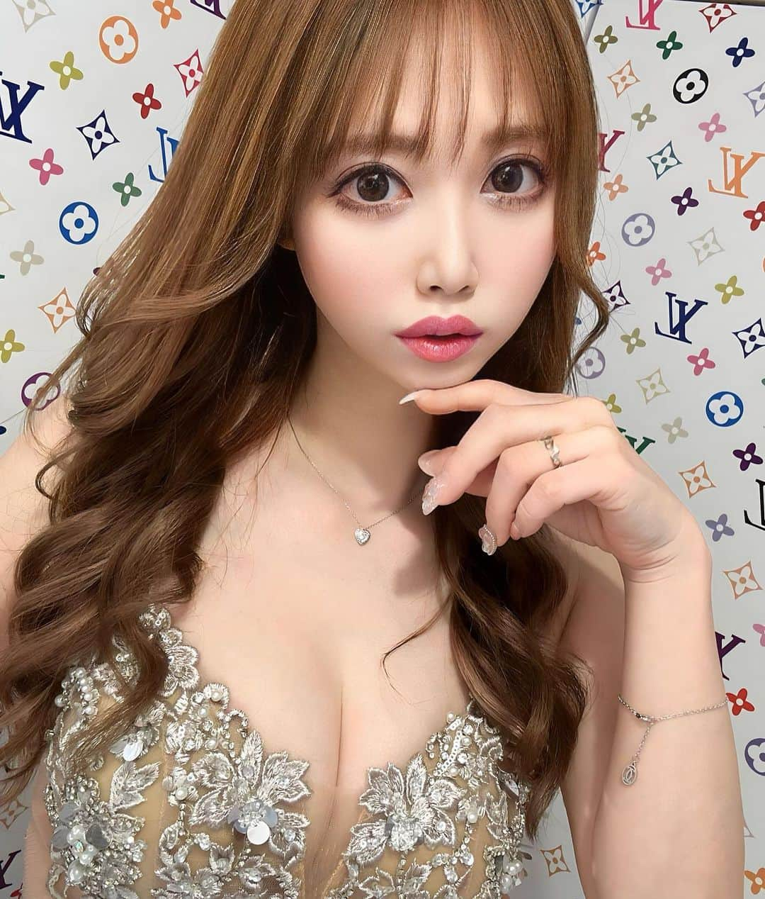 北山美奈のインスタグラム：「１０月もキラキラしてたい🎑 秋🍂は好きでないの… だから…お殿様お待ちしてます🌙🍡  #バルセロナグループ #ラウンジ凛 #札幌 #すすきの #ススキノ #キャバクラ #キャバ嬢 #キャバクラ嬢 #ニュークラブ #ニュークラ #ニュークラ嬢 #キャバ #ラウンジ #ラウンジ嬢 #ホステス #すすきのキャバクラ #すすきのキャバ嬢 #すすきのグルメ#美脚#美乳# #札幌旅行 #美人 #美女 #可愛い #可愛い女の子 #銀座 #六本木 #argirls #angelr」