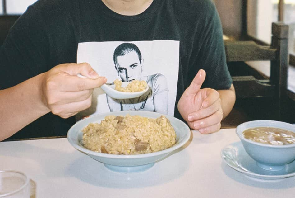 小川紗良のインスタグラム：「町中華を味わうレントン。  #film #filmphotography #trainspotting #renton #映画 #tシャツ #トレインスポッティング #レントン #町中華 #龍朋 #炒飯」