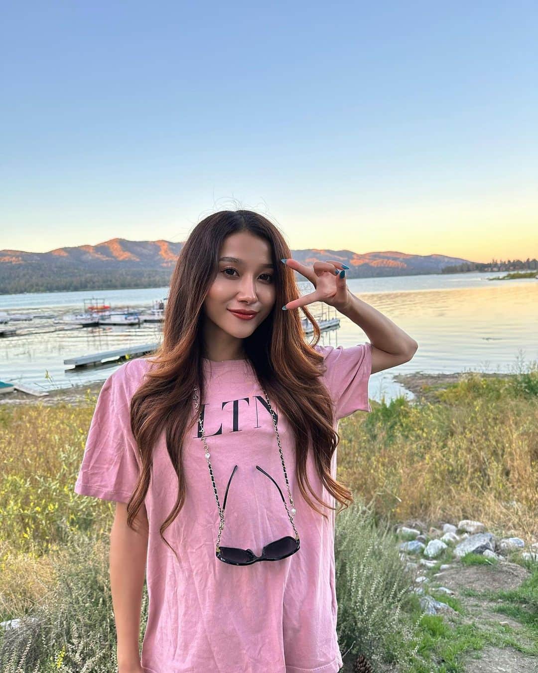 koyuのインスタグラム：「I saw the sunrise for two days in a row 🌅☀️🌋🐻🍃🪵#la #losangeles #america #bigbear #bigbearlake #sunrise #nature」