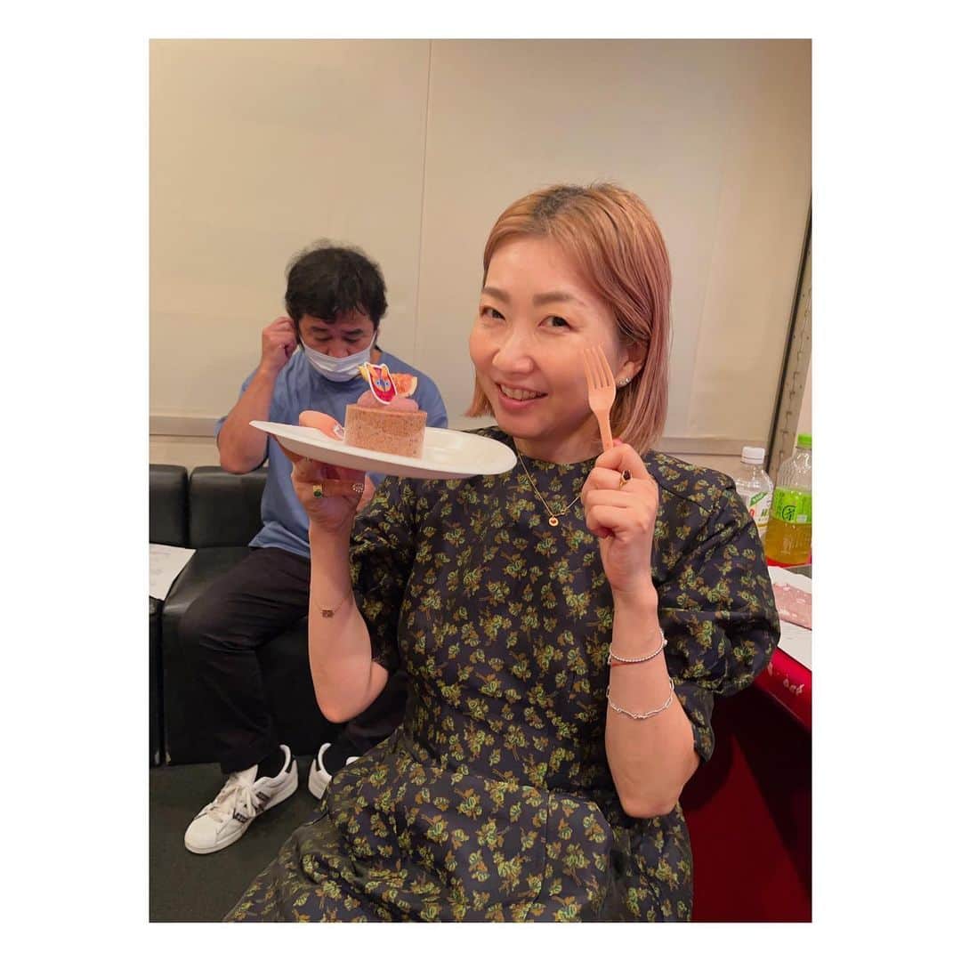 阿部洋子さんのインスタグラム写真 - (阿部洋子Instagram)「- ̗̀ 🎂 ̖́-  聖恵さん&うたいろRadioのゆかいな仲間たちに、 お誕生祝いをしてもろたー！ (2ヵ月過ぎてるww🤣)  毎年ありがたやー🎉🎉🎉  収録前に🍰🫖パクパクいただきまして、 じゃ、帰ろうか！となりそうに笑 いやまだ仕事しとらんし！とみんなでノリツッコミ  いつもそんな感じで、 みんなの息抜きタイムになってる うたいろ収録なのでしたー  #いきものがかり  #吉岡聖恵 さんの #うたいろradio  #jfn  #radio   📸2枚目 ディレクターのひでちゃんが撮ってくれた！ 福Ｐとの2Sになっとるやないかーい！  #happybirthday  #23august  #8月23日生まれ   #thankyou !!!」10月4日 14時25分 - hirocoring