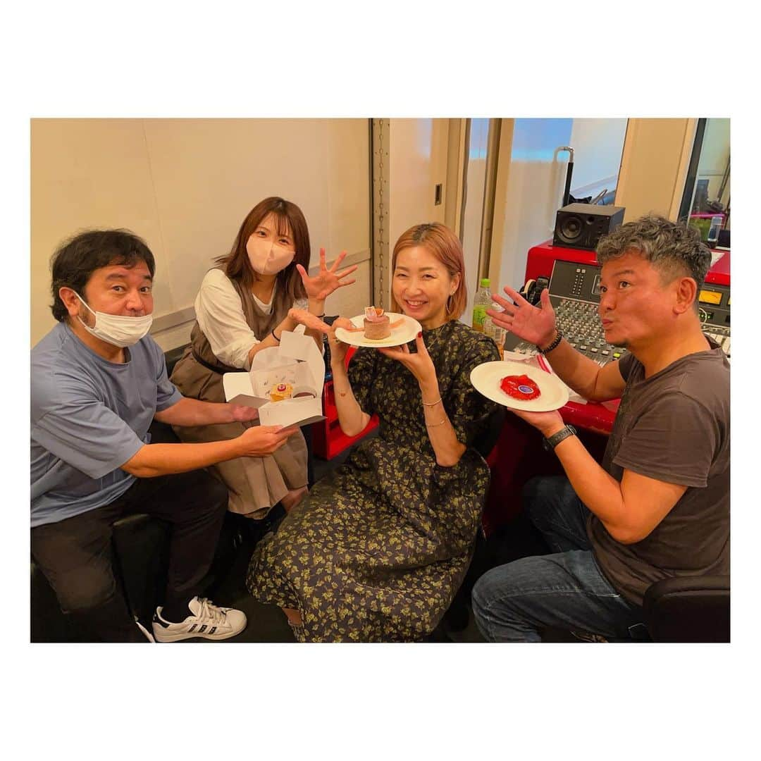 阿部洋子のインスタグラム：「- ̗̀ 🎂 ̖́-  聖恵さん&うたいろRadioのゆかいな仲間たちに、 お誕生祝いをしてもろたー！ (2ヵ月過ぎてるww🤣)  毎年ありがたやー🎉🎉🎉  収録前に🍰🫖パクパクいただきまして、 じゃ、帰ろうか！となりそうに笑 いやまだ仕事しとらんし！とみんなでノリツッコミ  いつもそんな感じで、 みんなの息抜きタイムになってる うたいろ収録なのでしたー  #いきものがかり  #吉岡聖恵 さんの #うたいろradio  #jfn  #radio   📸2枚目 ディレクターのひでちゃんが撮ってくれた！ 福Ｐとの2Sになっとるやないかーい！  #happybirthday  #23august  #8月23日生まれ   #thankyou !!!」