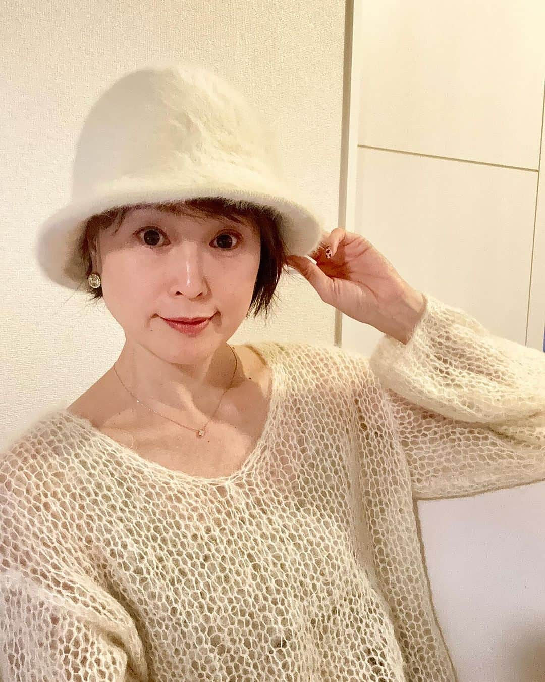 岩瀬玲さんのインスタグラム写真 - (岩瀬玲Instagram)「急に寒くなりましたねえ サブのシャンプーのお迎えに行く途中 帽子を買ってしまった😍  店員さんに相談して選んだのが この白いモアモアなキャスケット キャスケット大好き 全身白コーデしたくてこれにしたけど 他にもかわいいのたくさんあってもっと欲しい🥰  なんか似たような素材あったなーと思ったら やっぱり持ってた😂 形が違うからまあいいか  先日Apple Storeの ワークショップでiPhoneカメラの使い方とか編集とか教えてもらいました  なので今回はアプリ使わずに編集してみた iPhoneってバージョンアップしても全然わからないから 教えてもらえるのありがたいしためになる しかも無料‼️ めちゃめちゃおすすめです  #帽子 #ca4la  #白コーデ」10月4日 14時27分 - akirakkuma