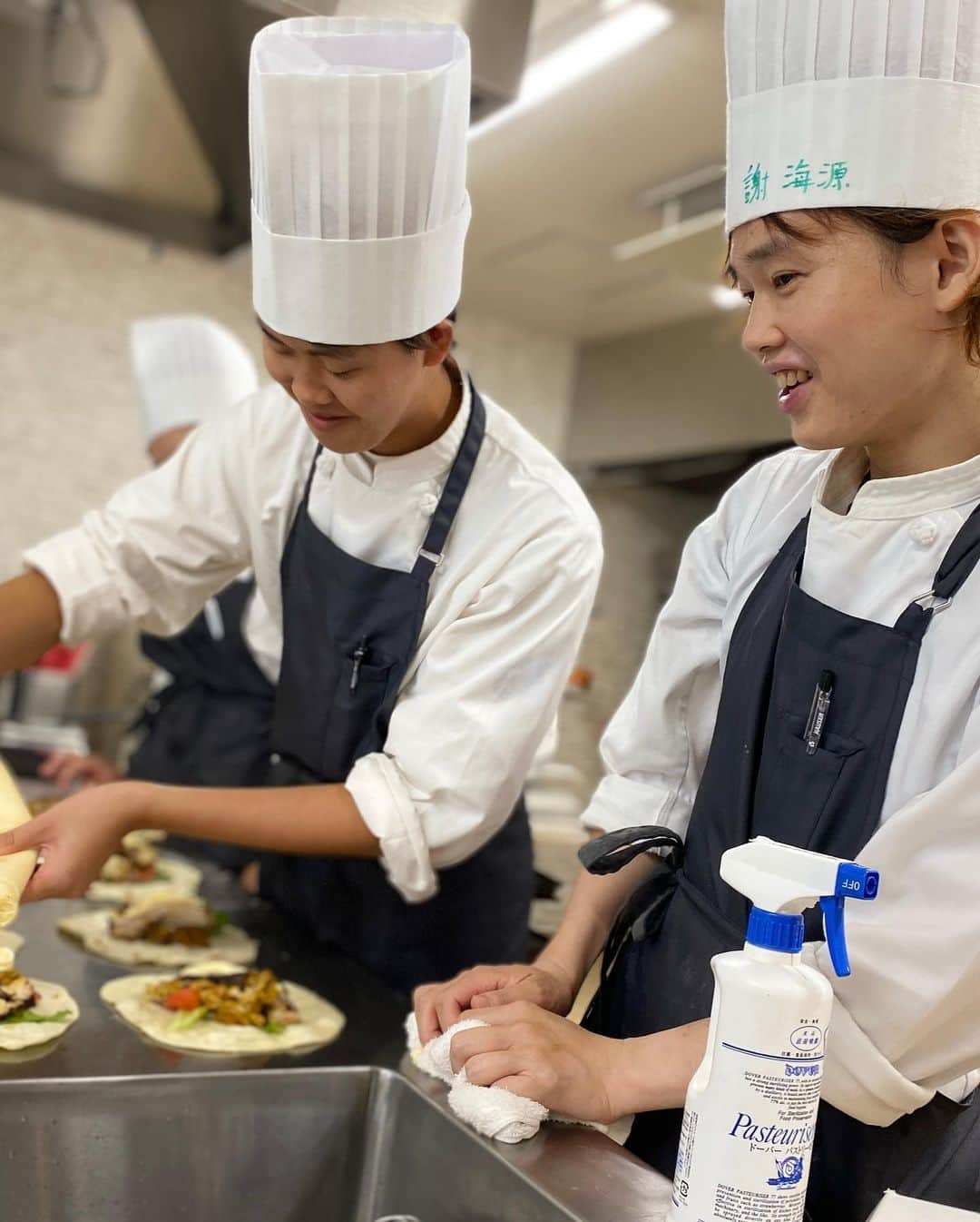 札幌ベルエポック製菓調理専門学校【公式】さんのインスタグラム写真 - (札幌ベルエポック製菓調理専門学校【公式】Instagram)「カフェ・スイーツ専科 今日はパンの授業。 ドスドスと音を響かせながら、 パン生地をこねています。 手つきもだんだん慣れてきましたね✌️  カレーパンとシュガードーナッツは、 10/16のベルズキッチンで ドリンクと一緒に提供致します🥯🍩☕️  お楽しみに✨  #ベルエポック　#カフェ #パン　#どーなつ🍩 #カレーパン #トルティーヤ #スイーツ　#調理」10月4日 14時36分 - belle_foods