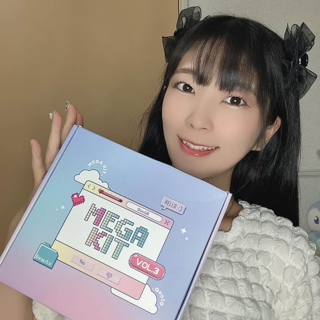 のインスタグラム：「今回もQoo10様からMegaKitを提供頂きました⭐️ ありがとうございます！ 毎回大盛り上がりのメガポが10/1㈰〜10/7㈯で開催中⭐️ 期間中「メガポ」のついた対象商品の購入で、購入金額の20%がかえって来ちゃう お得な7日間♡  今回頂いた中で私も特に気になったのは *ジェルフィットティント日本限定色  東京ピンク   濃いめのピンクにクリアなパッケージが可愛い🤍 ⸝꙳ * 2aN /トゥーエーエヌ] デュアルチーク 6号   使いやすい色が2色入ってるので毎日メイクに。 .  そして今回ボックスに入っていたのはこちら🎁  ‪☺︎‬‪2aN / デュアルチーク  ‪☺︎‬‪AMUSE / ジェルフィットティント 日本限定色 「東京チェリー」 ‪☺︎‬‪NEOGEN / リアルレチノールセラム  ‪☺︎‬‪numbuzi / 3番ノーファンデ陶器肌トーンアップクッション  ‪☺︎‬‪TSシャンプー / ニュープレミアムTSシャンプー ‪☺︎‬Genabelle / PDRNリジュビネイティングマスク  1枚 ‪☺︎‬‪Dr.G / レッドBCスージングクリーム ‪☺︎‬‪Veganifect / クリーン＆グロー青い麦つやつやキメセラムフィットマスク ‪☺︎‬‪Snp /ゴールドコラーゲンインテンシブアイクリーム ‪☺︎‬‪Anua / ドクダミ80％水分鎮静アンプル ‪☺︎‬d'Alba / ダブルセラム&クリーム ‪☺︎‬‪SKINFOOD / ゆずCダークスポットクリアセラム ‪☺︎‬‪COSRX / RXザ・レチノール0.1クリーム  ⬆️期間中上記のMegaKitが当たるキャンペーンもあるみたいなので応募してみてね🎁⋆* https://special.qoo10.jp/DynamicAD/5298/  . #Qoo10MegaKit #Qoo10 #メガポ #PR」