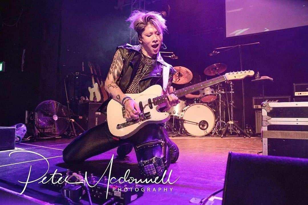 雅-MIYAVI-さんのインスタグラム写真 - (雅-MIYAVI-Instagram)「Thx bro 🤝🏻  Thx London 🇬🇧  Tonight Milano,  Let’s dance 🕺   #Repost @petermcdonnellphotography ・・・ Japanese/Korean Guitarist,Actor and UNCHR ambassador Miyavi played a blistering concert  to a sell out audience at the O2 Academy Islington last night.Many of the crowd waited in line some since 7am to get prime view of the Samurai Guitarist who plays the guitar with a finger slapping style,which he does with panache.Ive known Miyavi for over 20yrs from when i lived in Tokyo and hes a very quiet unassuming guy until he gets on the stage.If you havnt seen him yet you must at some stage, he puts on a really wonderful show.His new venture is the band The Last Rockstars which is a supergroup hailing from Japan #miyavi #Skin #lastrockstars #O2islington #Live #livemusicphotography #Liveconcert #angelinajolie #unhcr #canonphotography #Fromthepit #miyaviishihara」10月4日 14時50分 - miyavi_ishihara