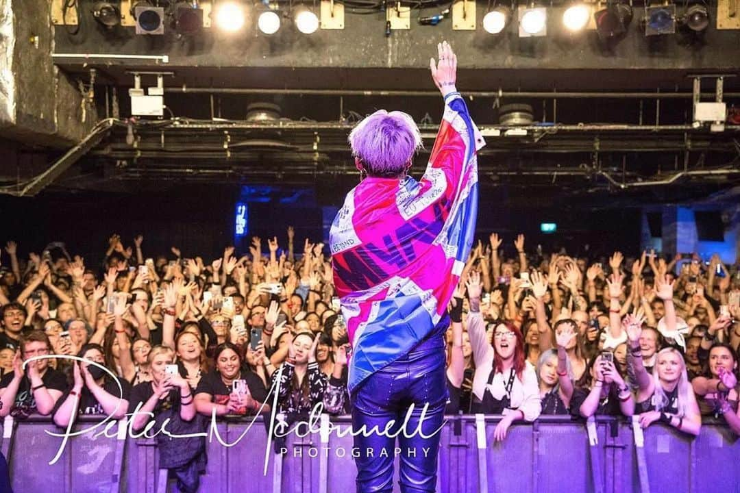 雅-MIYAVI-のインスタグラム：「Thx bro 🤝🏻  Thx London 🇬🇧  Tonight Milano,  Let’s dance 🕺   #Repost @petermcdonnellphotography ・・・ Japanese/Korean Guitarist,Actor and UNCHR ambassador Miyavi played a blistering concert  to a sell out audience at the O2 Academy Islington last night.Many of the crowd waited in line some since 7am to get prime view of the Samurai Guitarist who plays the guitar with a finger slapping style,which he does with panache.Ive known Miyavi for over 20yrs from when i lived in Tokyo and hes a very quiet unassuming guy until he gets on the stage.If you havnt seen him yet you must at some stage, he puts on a really wonderful show.His new venture is the band The Last Rockstars which is a supergroup hailing from Japan #miyavi #Skin #lastrockstars #O2islington #Live #livemusicphotography #Liveconcert #angelinajolie #unhcr #canonphotography #Fromthepit #miyaviishihara」