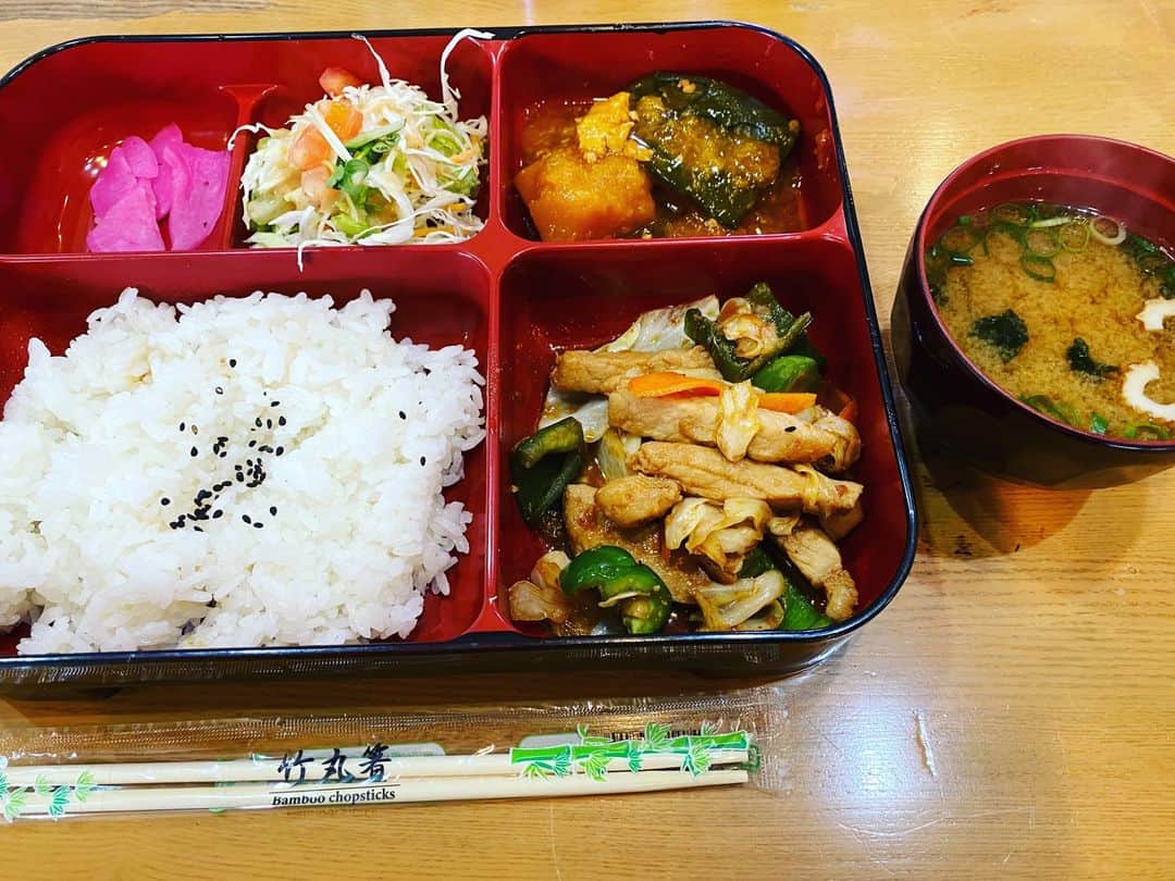 前原誠司のインスタグラム：「今日のお昼は京都市山科区勧修寺泉玉町の「芝生」さんで、「日替わりランチ」をいただきました。今日は「回鍋肉」と「かぼちゃの煮付け」でした。美味しく頂きました。ご馳走様でした。（誠）#まえはランチ　 https://map.yahoo.co.jp/v2/place/WwpTkXYBmsU?fr=sydd_p-grmspot-1-header_gs-ttl_lc」