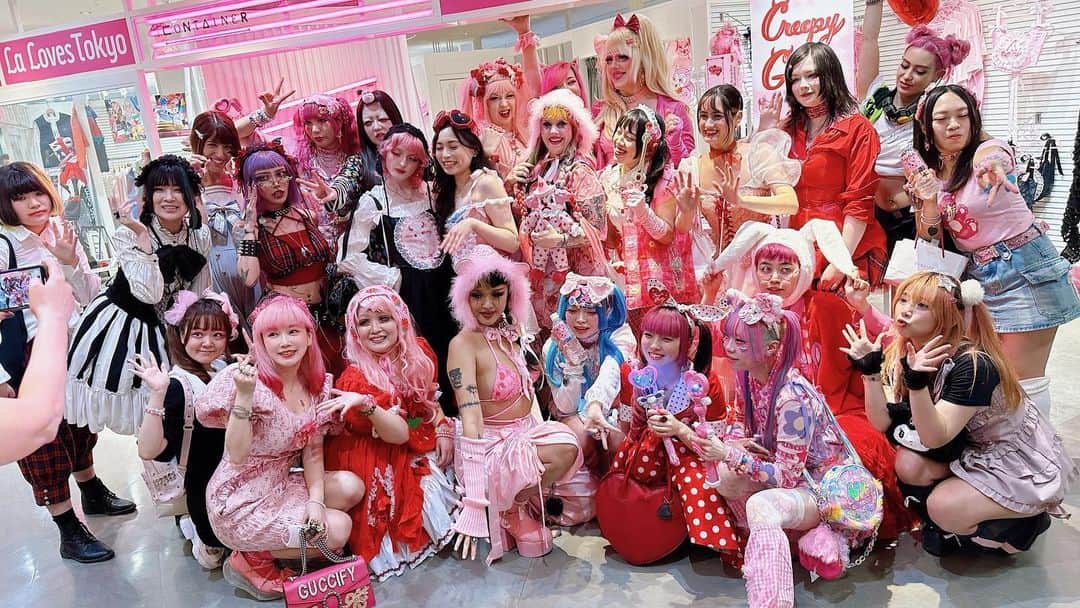 Etsuna otsukAさんのインスタグラム写真 - (Etsuna otsukAInstagram)「Harajuku Laforet 2F  🎀La loves Tokyo🎀 pink party💃 #harajukufashion #harajuku」9月10日 23時52分 - etsunaotsuka