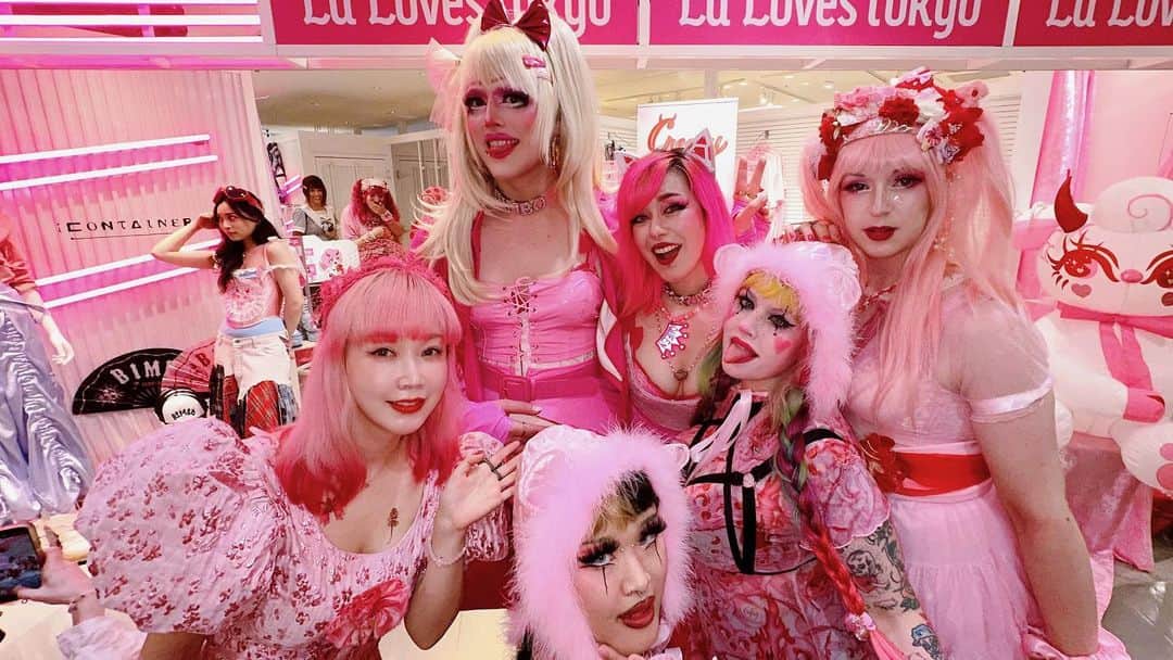 Etsuna otsukAのインスタグラム：「Harajuku Laforet 2F  🎀La loves Tokyo🎀 pink party💃 #harajukufashion #harajuku」