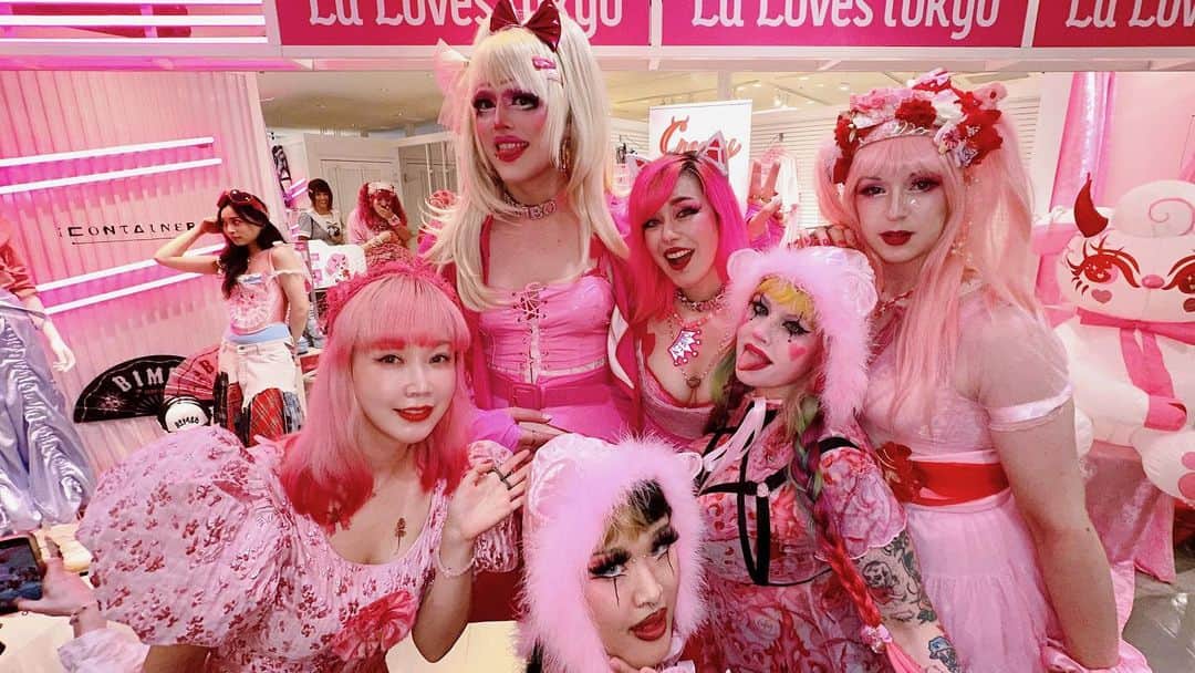 のインスタグラム：「Harajuku Laforet 2F  🎀La loves Tokyo🎀 pink party💃 #harajukufashion #harajuku」