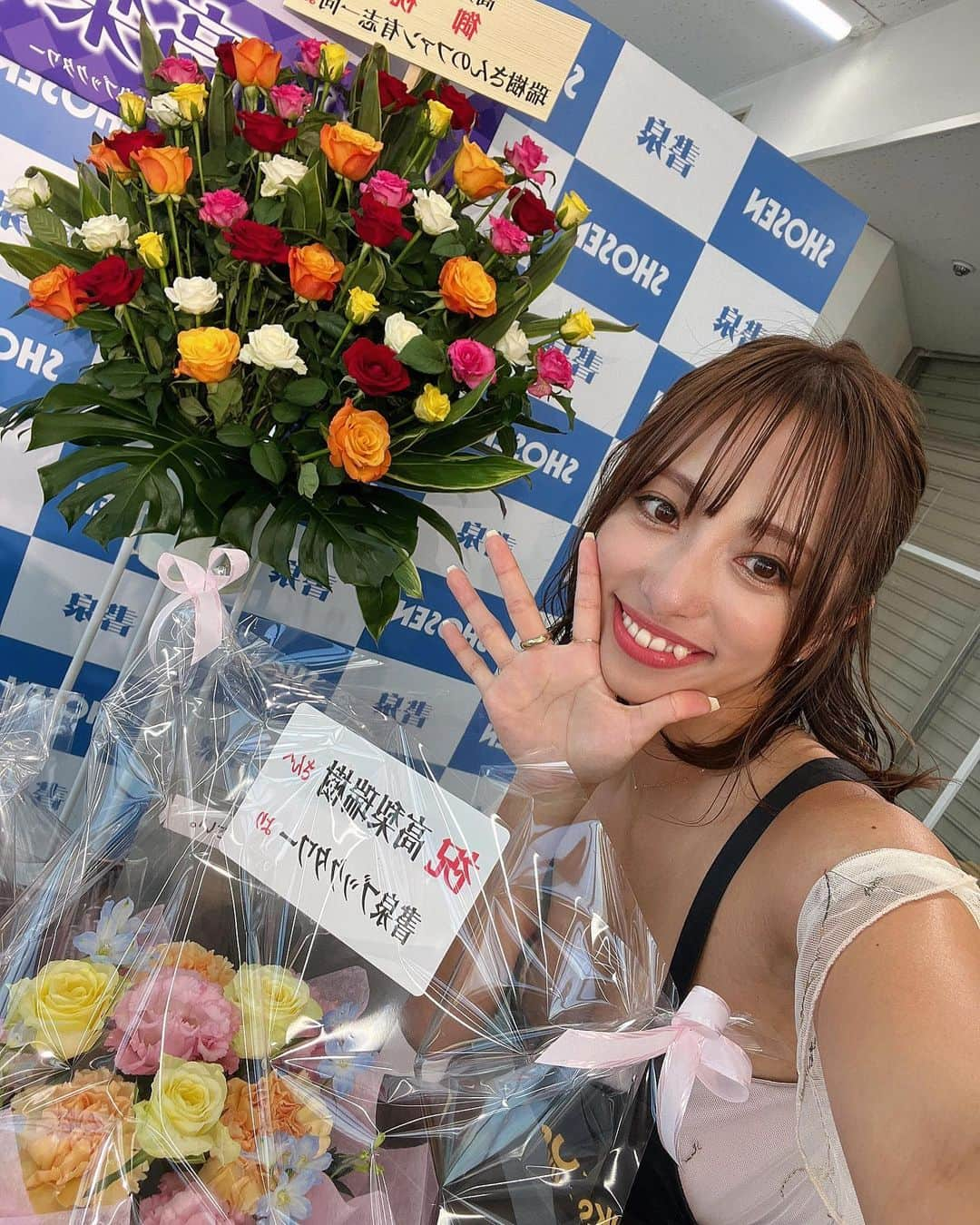 高梨瑞樹さんのインスタグラム写真 - (高梨瑞樹Instagram)「. 2nd写真集『乙女に花束を』リリイベ ありがとうございました！！ タイトル通り沢山のお花に囲まれたリリイベになりました！ お花嬉しかったですありがとう💐 . 写真集らしくないゆったりとしたイベントで みんなと沢山お話できて嬉しかったです！ イベントをするたびにみんなの愛に触れて 心があったかくなるし、幸せになるし この時間のために仕事してるんだな〜と感じます☺︎ 本当にありがとう！ . . 小話になるのですが、 実はタイトルにはもうひとつ候補があって それが『君に花束を』でした。 乙女を選んだのはわたしなのですが 撮影を思い出すと一瞬一瞬が お花みたいに美しくて、綺麗で、カラフルで、、、 出来上がった写真集は "わたしにとって" そんな素敵な時間を詰め込んだ "花束"みたいだなと感じたんです🌸 なので今のタイトルを選ばせてもらいました！ 伝わるかな？笑 . . スタッフさんもほんとに素敵な方ばかりで 撮影した日から今日までご一緒できて本当に幸せでした！ 写真集ができるまで何度も打ち合わせをして 密度の濃い撮影時間を過ごし 写真集が完成してからもいくつもイベントをして、、、 このチームでのお仕事が終わってしまったと思うと 少し悲しいですが、、、本当に素敵な作品・素敵な時間を ありがとうございました！ . . そしてファンの皆様！ また来年3冊目が出せるように これからもわたしと一緒にいてください！ 一緒に幸せになろう🤍」9月10日 23時53分 - tkns_mzk