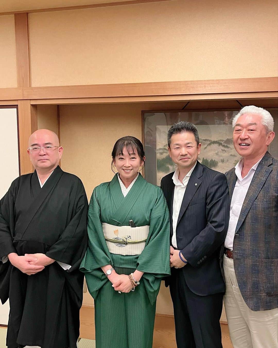 南かおりのインスタグラム：「吉野　金峯山寺へ　音楽の森ファミリーによるお米と組曲の奉納でした。蔵王堂は森　蔵王権現さまに包まれるような優しい空気で幸せな奉納でした！  吉野町観光大使として　吉野町長にようやくご挨拶できましたぞなもし！」