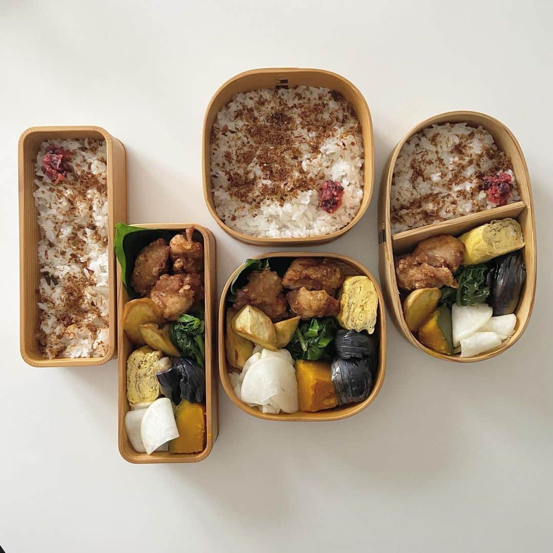 渡辺有子のインスタグラム：「LABでお茶会の尚子ちゃんとスタッフなっちゃんに賄いお弁当。おかずを作りすぎてお弁当箱がギュウギュウ。我ながら、バランスよくおいしく、また食べたいなぁと思うお弁当になりました。（自画自賛）  鶏唐揚げ、厚焼き玉子、さつま芋揚げ、ナスの八角花椒風味の南蛮浸し、カボチャ薄甘煮、つるむらさきの梅ナムル、干し大根とカボスの浅漬け。 ごはんには鰹と昆布のふりかけと今年漬けた梅干しと赤紫蘇を添えて。」