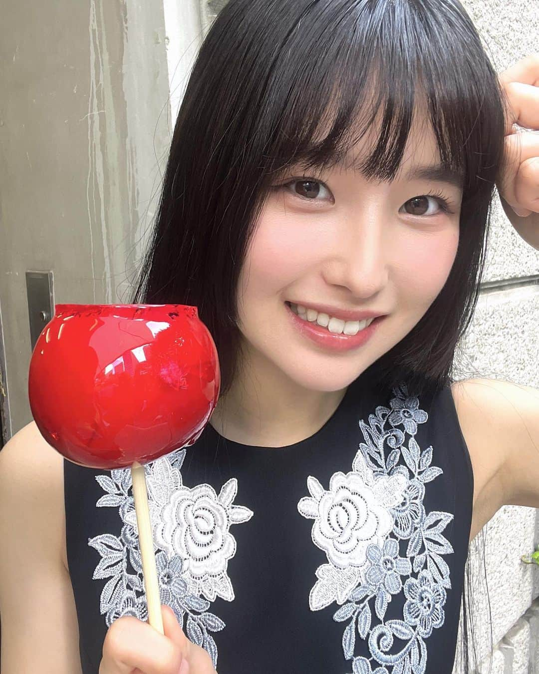 森嶋あんりのインスタグラム：「今日はりんご飴を人生で初めて全部食べれた記念日です🍎」