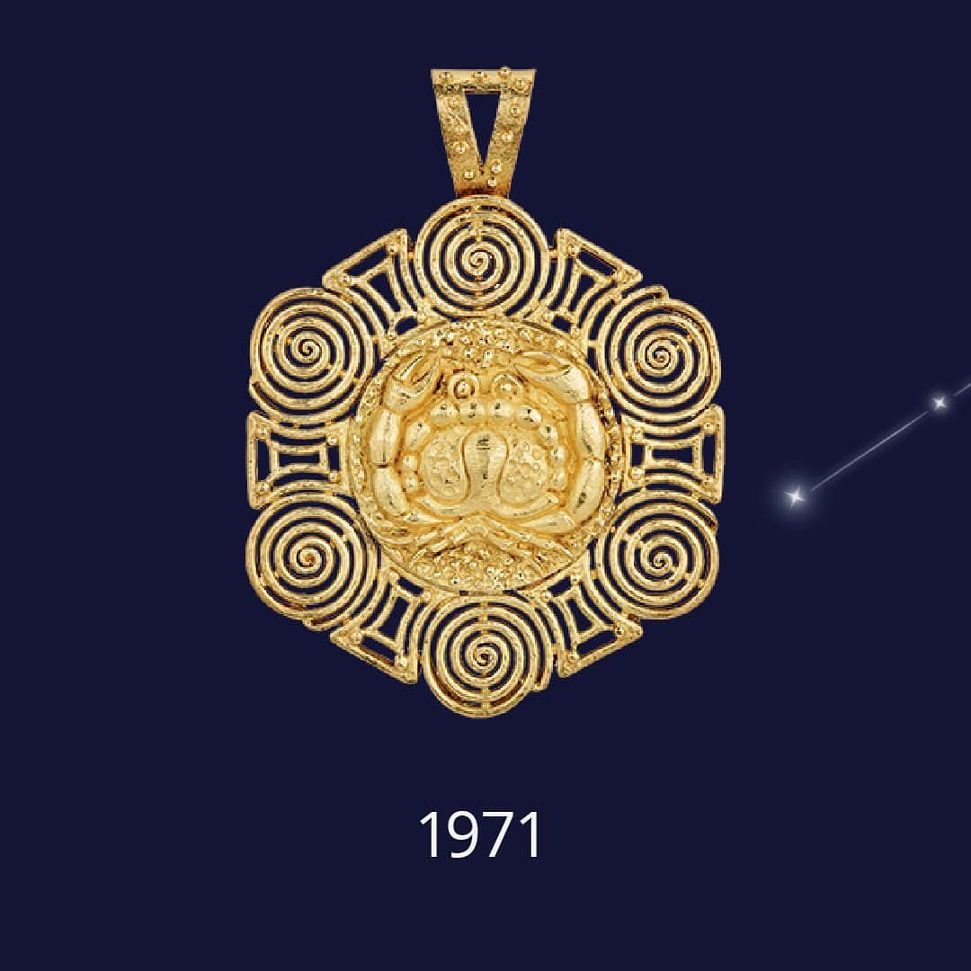 ヴァンクリーフ&アーペルさんのインスタグラム写真 - (ヴァンクリーフ&アーペルInstagram)「Inspired by the fascination of the heavens, the Zodiac theme has been dear to Van Cleef & Arpels since the 1950s, with the creation of the first gold medals. From the 1970s onwards, various new interpretations gave pride of place to figurative and abstract motifs such as pendants, key rings, bracelets or even clips.   #VCAZodiaque #VanCleefArpels #Zodiac #ZodiacSigns」9月10日 22時26分 - vancleefarpels