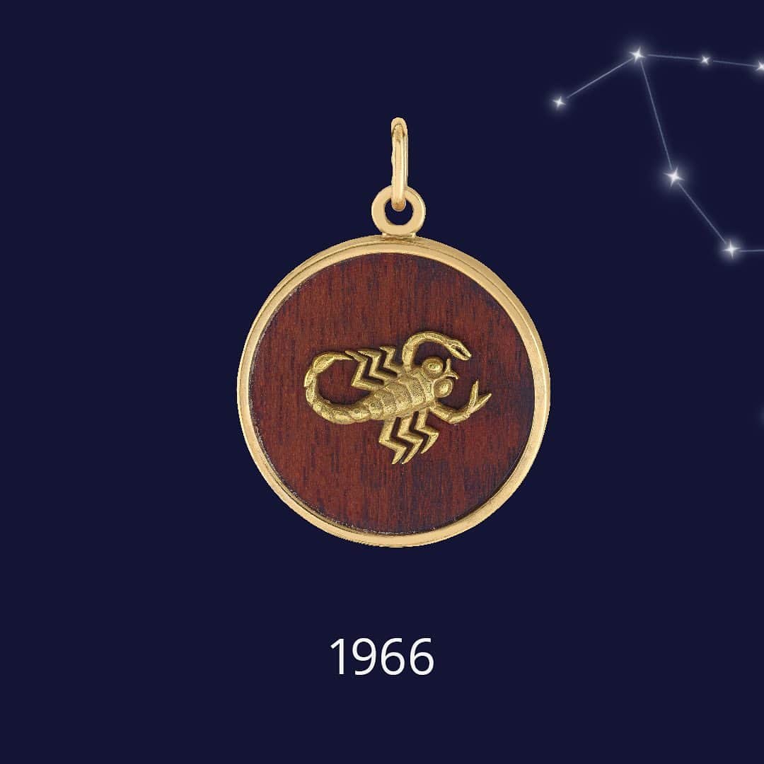 ヴァンクリーフ&アーペルのインスタグラム：「Inspired by the fascination of the heavens, the Zodiac theme has been dear to Van Cleef & Arpels since the 1950s, with the creation of the first gold medals. From the 1970s onwards, various new interpretations gave pride of place to figurative and abstract motifs such as pendants, key rings, bracelets or even clips.   #VCAZodiaque #VanCleefArpels #Zodiac #ZodiacSigns」