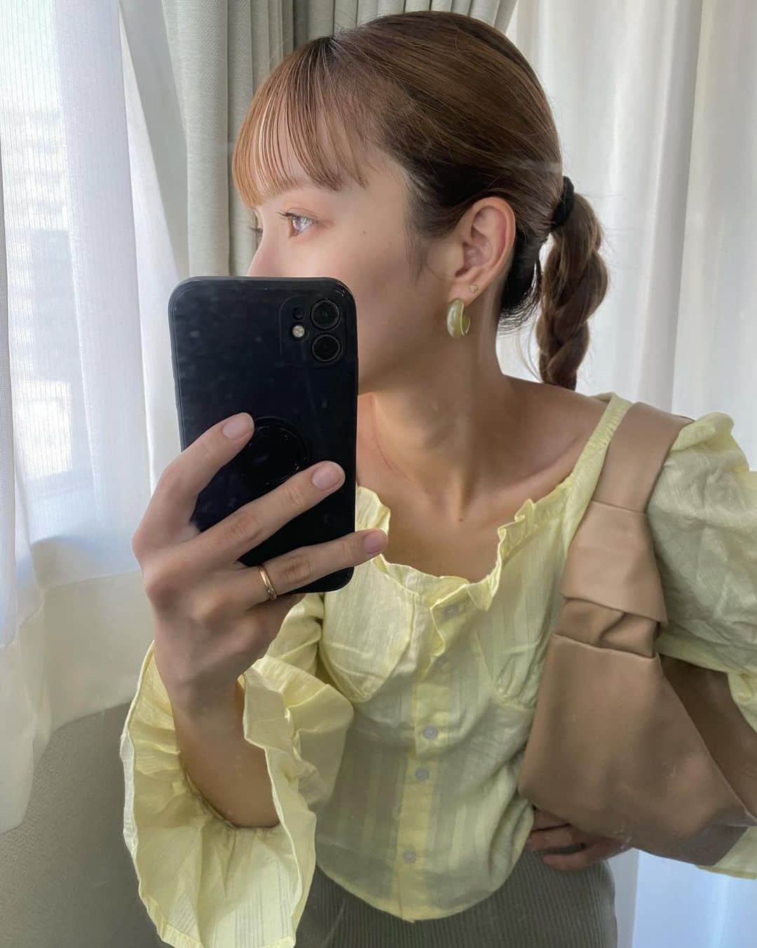 のインスタグラム：「・  @lacvert_official  スクエアネックで首元スッキリで 首を長く華奢に見せてくれるブラウス🦢 合わせやすくて沢山使えそう！  #lacvert #ラックヴェール #韓国通販 #韓国ファッション #お洒落さんと繋がりたい #20代コーデ #30代コーデ #旅行コーデ #プチプラファッション #ZOZOTOWN #ゾゾタウン #大人カジュアル #ZOZOTOWN購入品 #大人カジュアルファッション #きれいめコーデ #きれいめカジュアル #今日のコーデ #お出かけコーデ #秋コーデ」