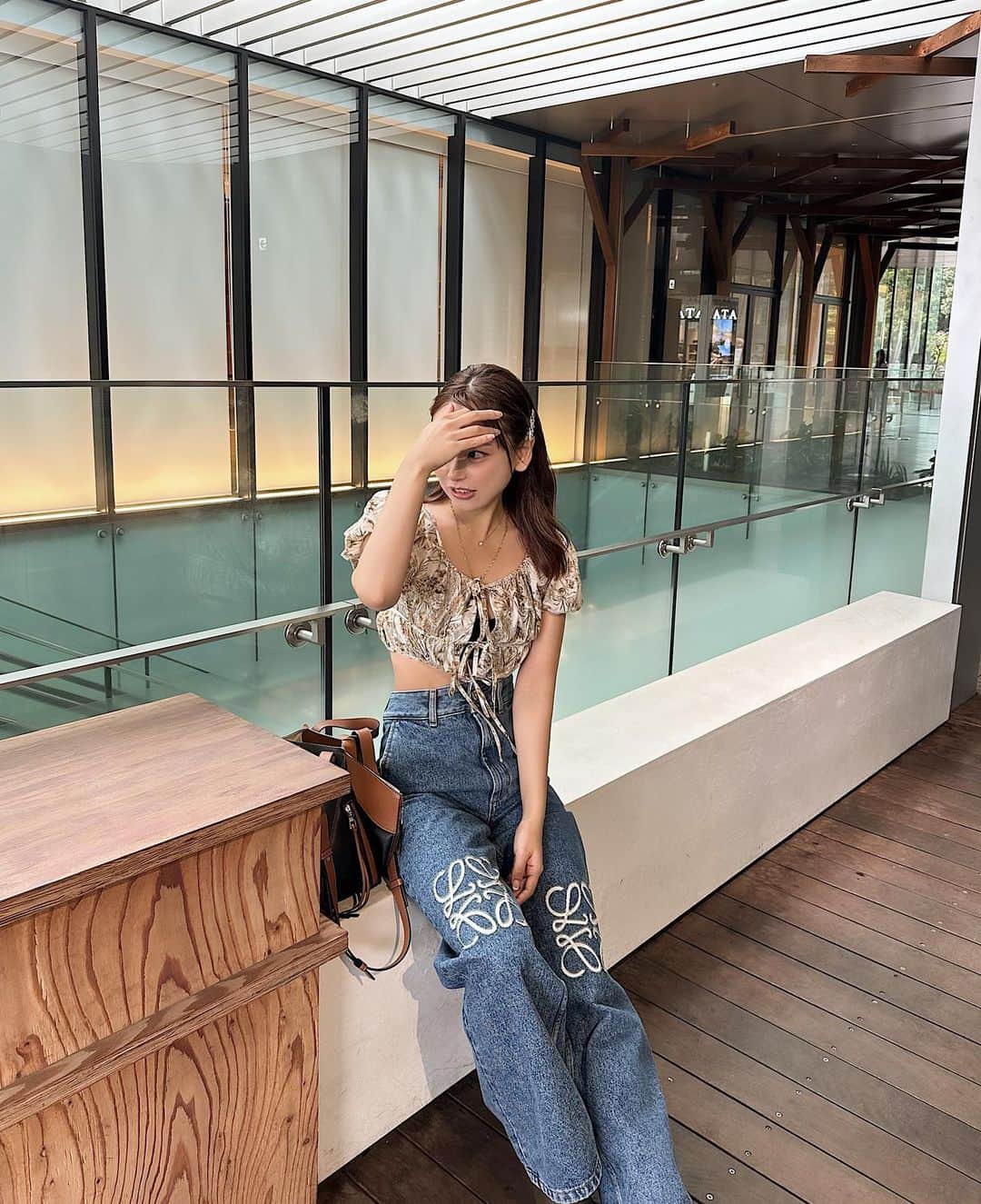 のインスタグラム：「👖💠🐿️  .  欲しかったロエベのデニム！ 一番小さいサイズが再入荷した日に たまたまお店に行けて無事にGET…🥹🫶🏽👖🤍  トップスはジル🤍🌺  . . #ootd #ootdfashion  #outfitoftheday  #loewe #JILLSTUART #snidelhome」