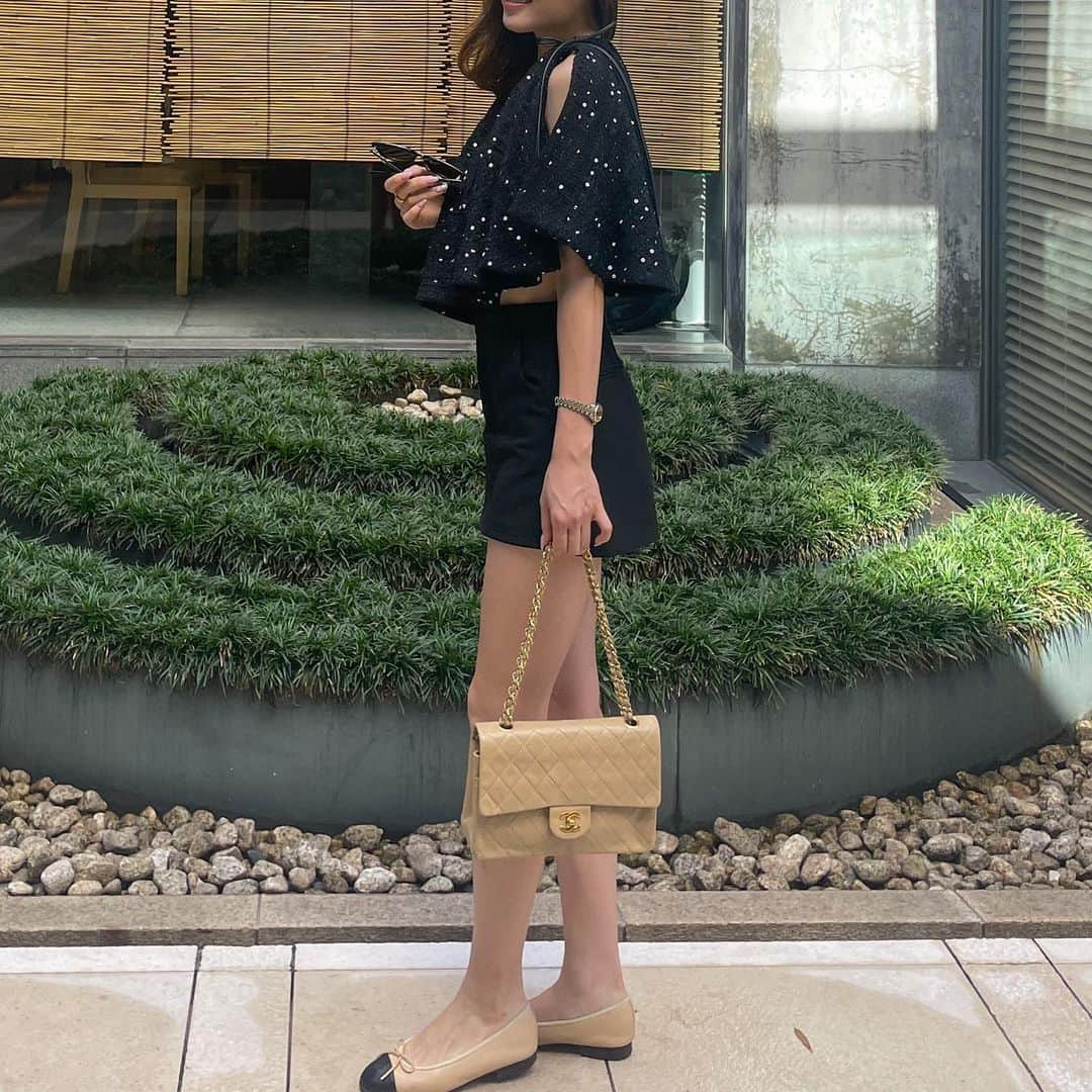 西村香也子さんのインスタグラム写真 - (西村香也子Instagram)「. 肩を出す着こなしが可愛くて真似っこ…🤭🤤  立体的なシルエットが美しくてたまらない ツイードケープ🩶  tweed cape @feuille.japan」9月10日 22時23分 - kayako_nishimura_
