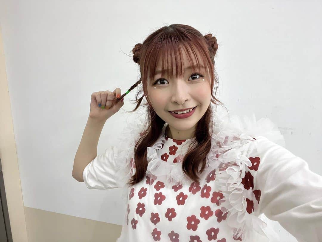 halcaさんのインスタグラム写真 - (halcaInstagram)「わーん！ヘアメイクさんがせっかく 1回目と2回目で髪型変えてくれたのに 写真に残すのわすれてました！！ごめんなしゃい ⁡ ちっちゃい三つ編みいっぱいなの好き！ 誰彼スクランブルのMVからハマってる！💖 くまさんみたいなおだんごも好き！🐻  目の下に白いパールつけてもらいました！かわいい🤍✨ ⁡ #halca #お団子ヘア  #三つ編みアレンジ」9月10日 22時35分 - halca.77