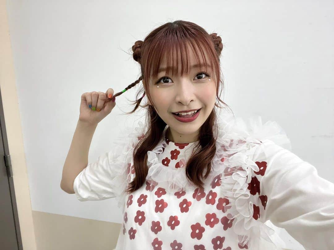 halcaのインスタグラム：「わーん！ヘアメイクさんがせっかく 1回目と2回目で髪型変えてくれたのに 写真に残すのわすれてました！！ごめんなしゃい ⁡ ちっちゃい三つ編みいっぱいなの好き！ 誰彼スクランブルのMVからハマってる！💖 くまさんみたいなおだんごも好き！🐻  目の下に白いパールつけてもらいました！かわいい🤍✨ ⁡ #halca #お団子ヘア  #三つ編みアレンジ」
