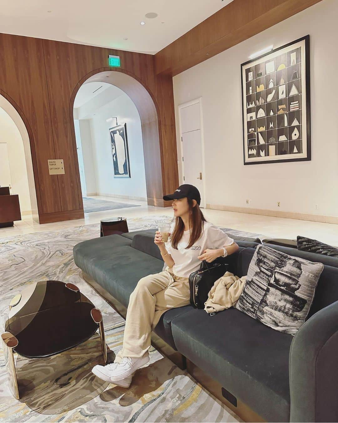 kiyomi medeirosさんのインスタグラム写真 - (kiyomi medeirosInstagram)「San Francisco🛬到着。 この日はTARGETで、買い出ししたり時差ボケで眠いし、色々バタバタ😂💦  Tシャツ…#obli pants…#kith shoes…#nike bag…#miumiu cap…#celine  #fashion#outfit#ootd#cordinate#style#ファッション#コーディネート#コーデ#ママコーデ#大人可愛いコーデ#フライトコーデ#スウェットコーデ#機内コーデ#ナイキ#ミュウミュウ#サンフランシスコ#sanfrancisco」9月10日 22時28分 - kiyomimedeiros