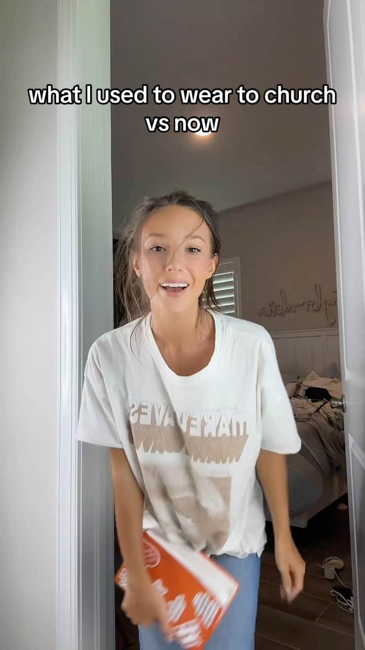 テイラー・アレシアのインスタグラム：「dressed to dance, worship & ugly cry 😭 lol // I posted this on TikTok and saw a lot of people had shared the importance of wearing your ‘Sunday best’ to church. & I totally get that. Coming from someone who LOVES to get dressed up .. trust me I get it. (& I still do get dressed up for church sometimes) .. But coming from a girl who never used to leave the house unless my boobs were out or my figure was being shown off.. I’m just so glad I’m delivered from that. Everyone’s walk is different and looks different with Jesus .. and we’re all at different stages of course. But I just can’t wrap my head around how confident I feel in just a big shirt and baggy jeans now. The Holy Spirit that lives in me has given me a confidence that is not of this world. I also am no longer in the bondage of craving and wanting the attention on myself when I go to an event .. especially church. And mainly .. it’s a lot  easier to dance in a big shirt . Love you guys, thanks for coming to my Ted talk 🐻」