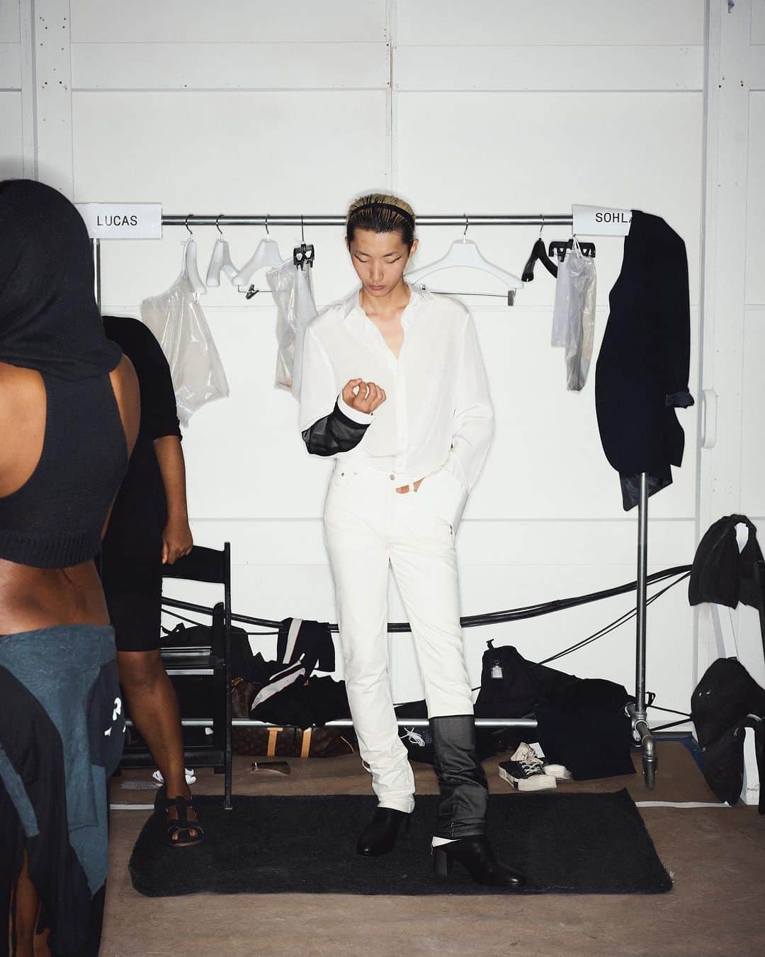 ヘルムート ラングのインスタグラム：「Backstage at Helmut Lang S/S 2024 Photographed by Justin Leveritt」