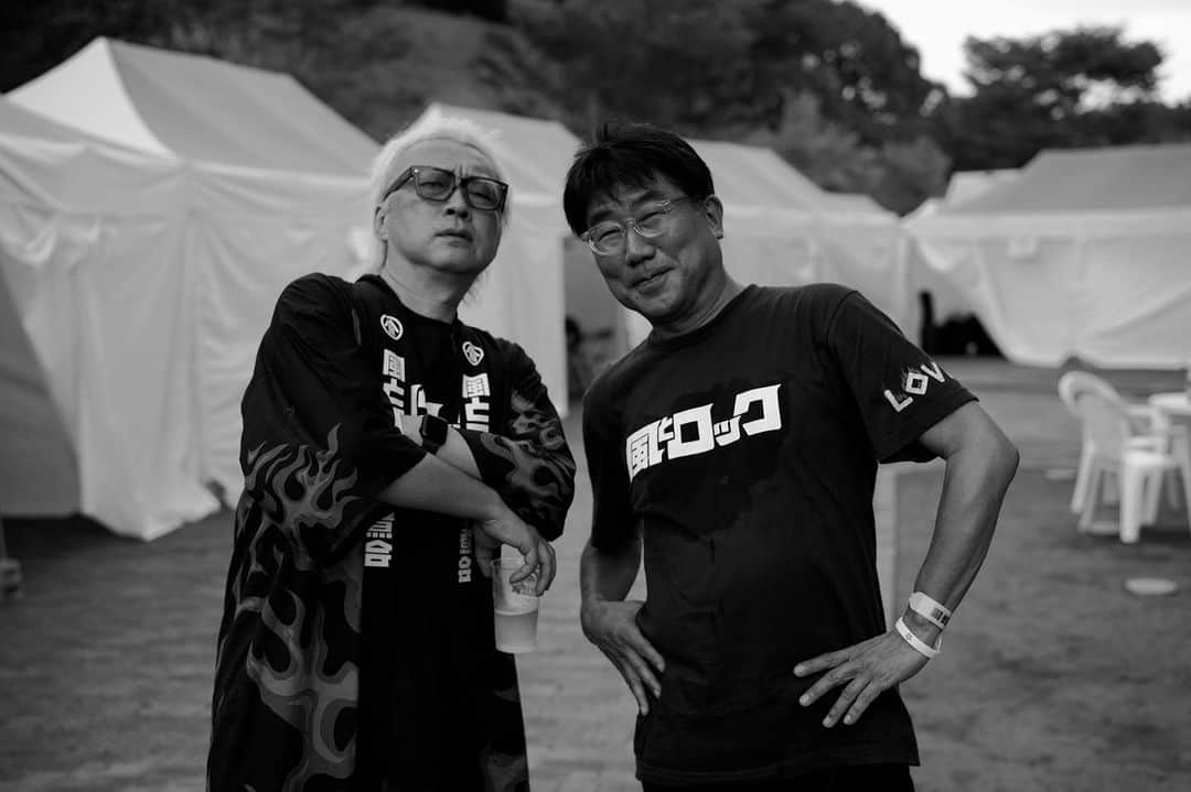 のインスタグラム：「芋煮会のバックステージで。1964年生まれの2人。箭内道彦+亀田誠治 photo by 高橋優 #風とロック芋煮会」
